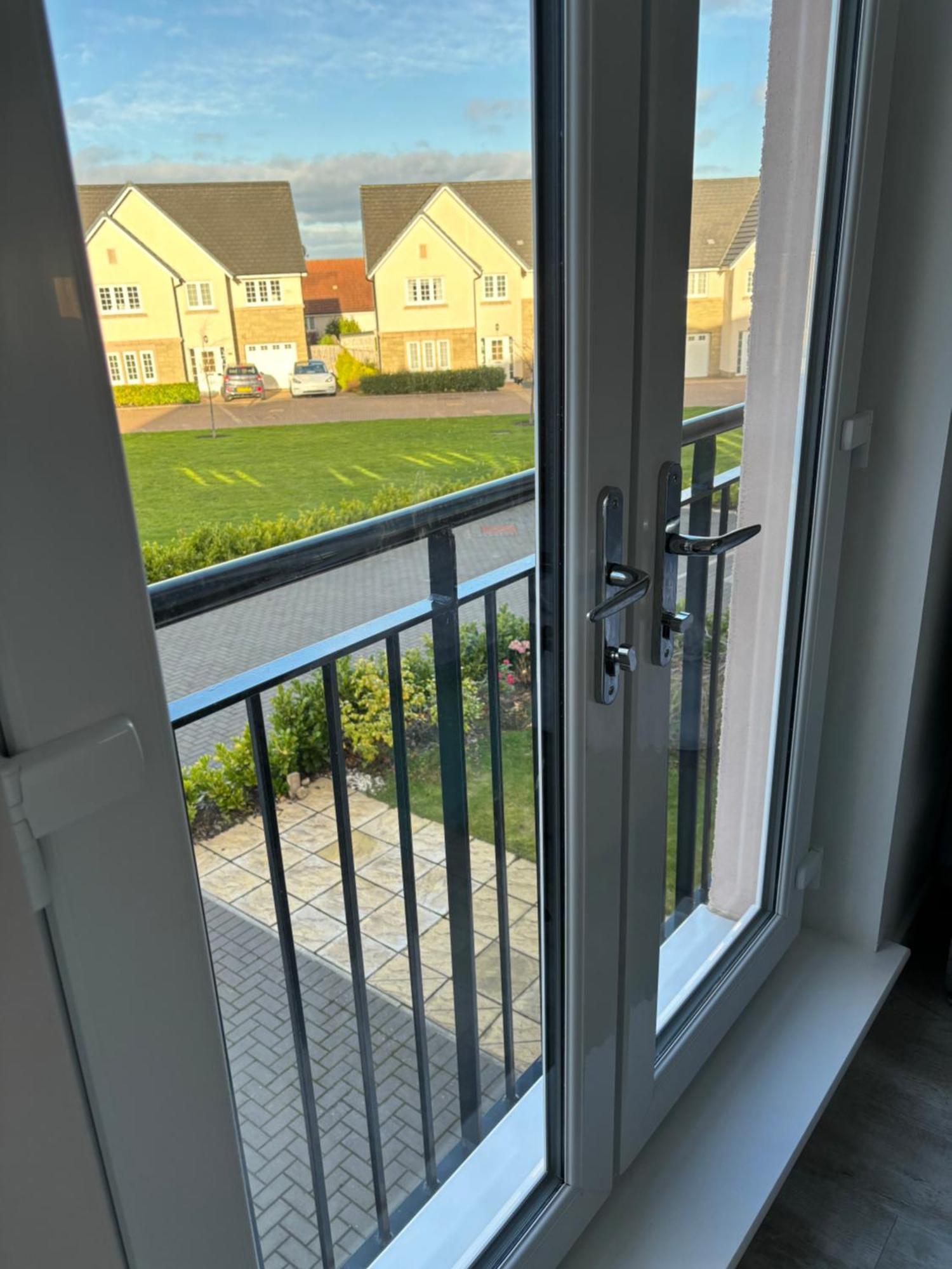 Two Bedrooms With 3 Double Beds 2 Bathrooms * Edinburgh