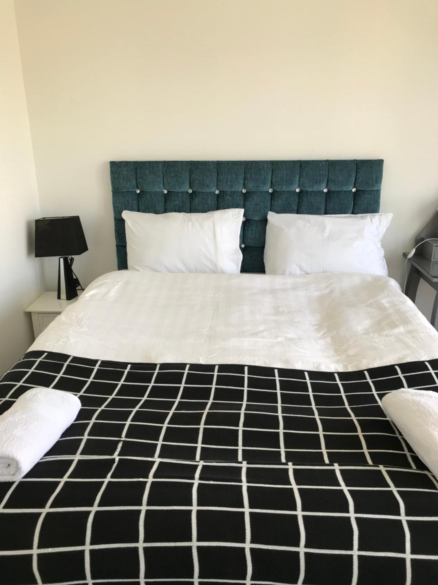 Two Bedrooms With 3 Double Beds 2 Bathrooms Homestay Edinburgh