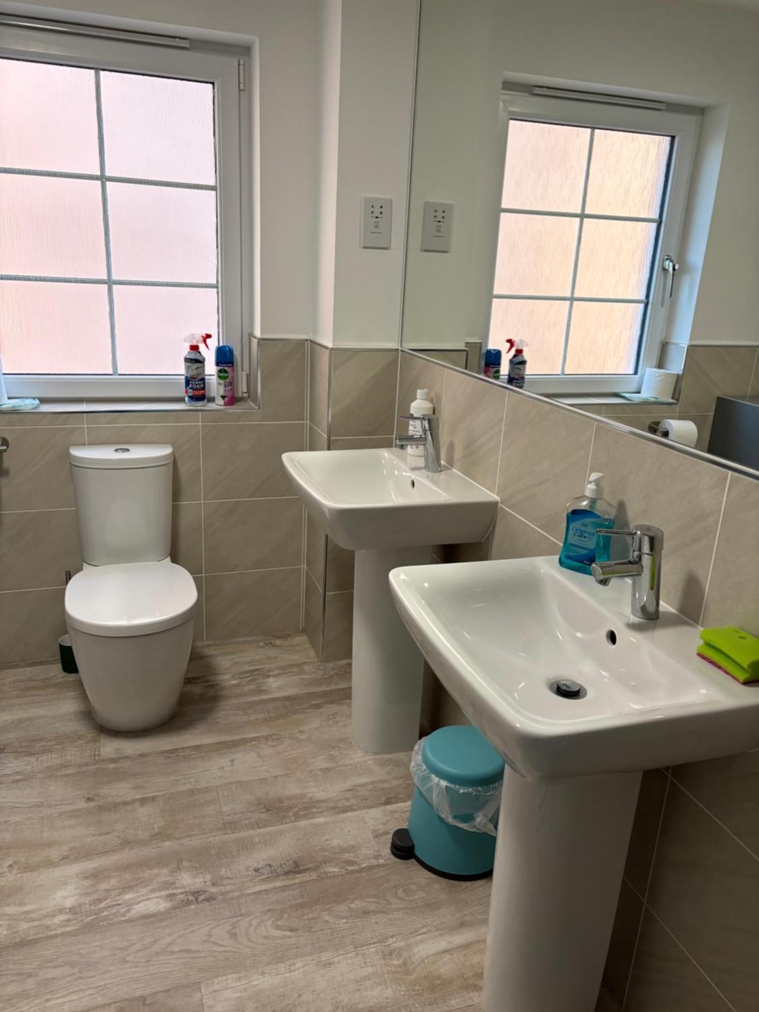 Two Bedrooms With 3 Double Beds 2 Bathrooms Edinburgh