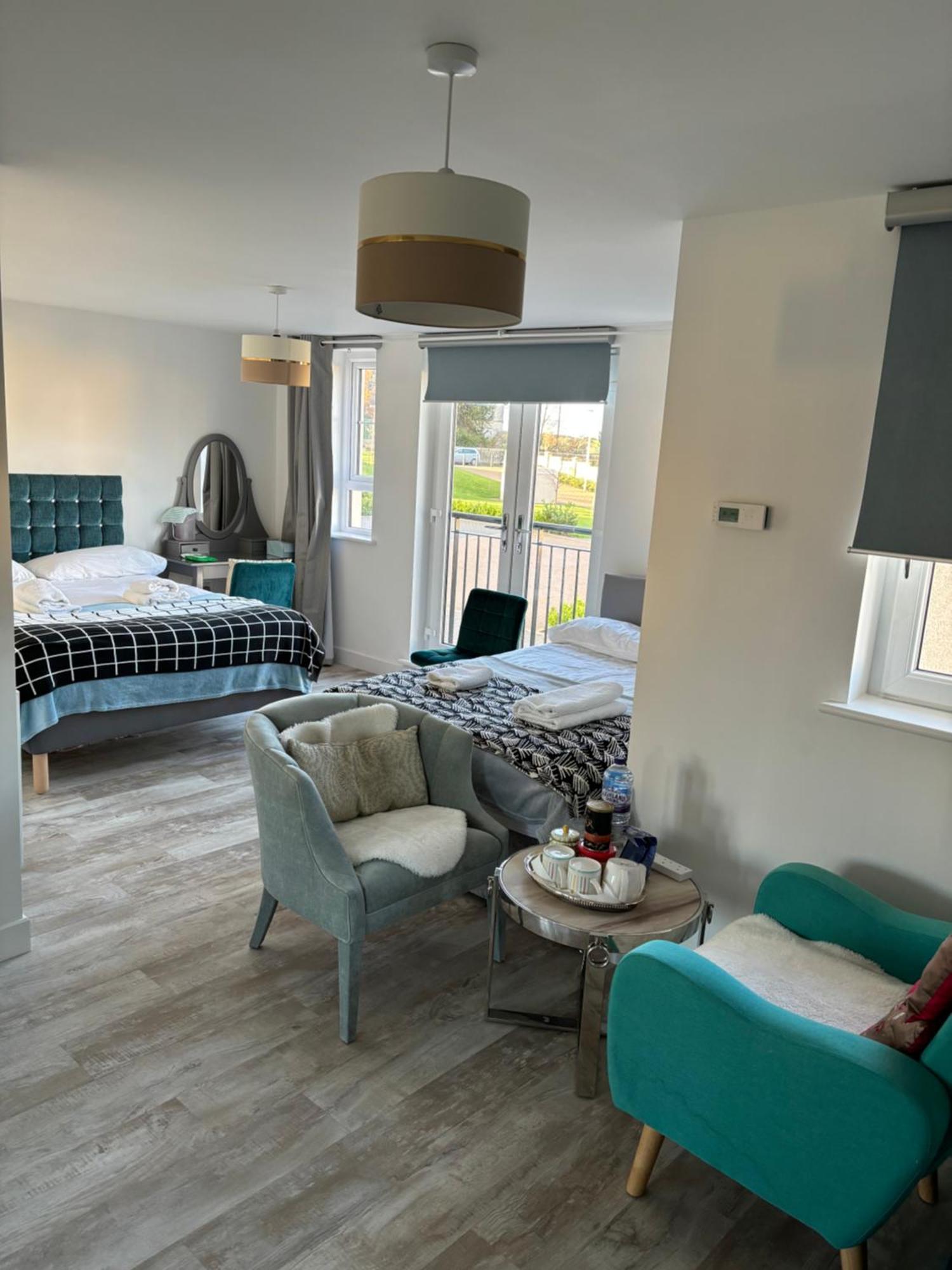 Two Bedrooms With 3 Double Beds 2 Bathrooms Edinburgh