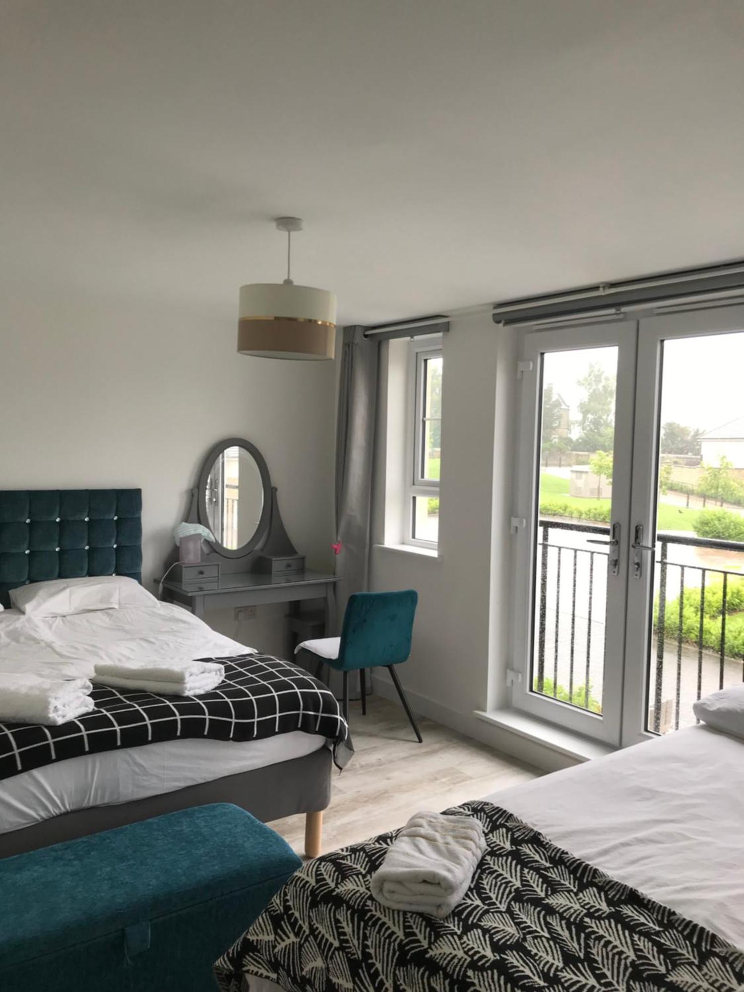 Two Bedrooms With 3 Double Beds 2 Bathrooms Homestay Edinburgh