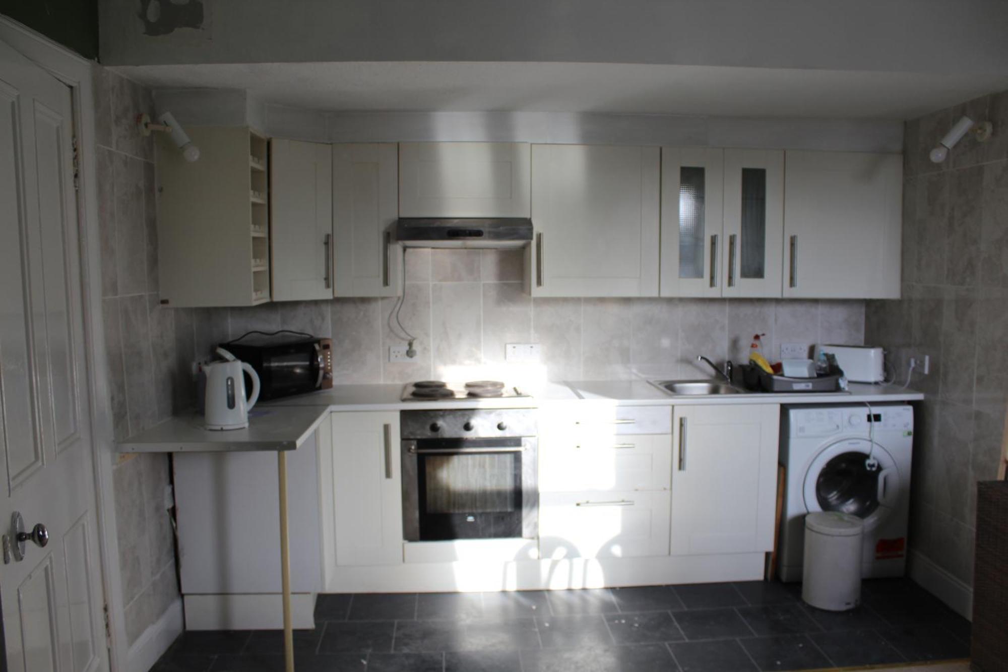 1 Bedroom Apartment, 20 Min Bus From City Centre *