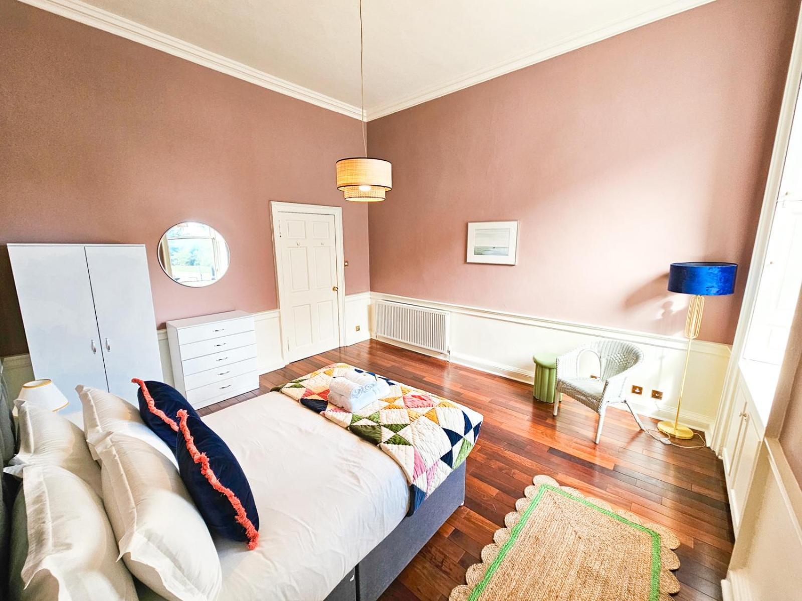 Apartment Spacious 2 Bedroom In The Heart Of New Town