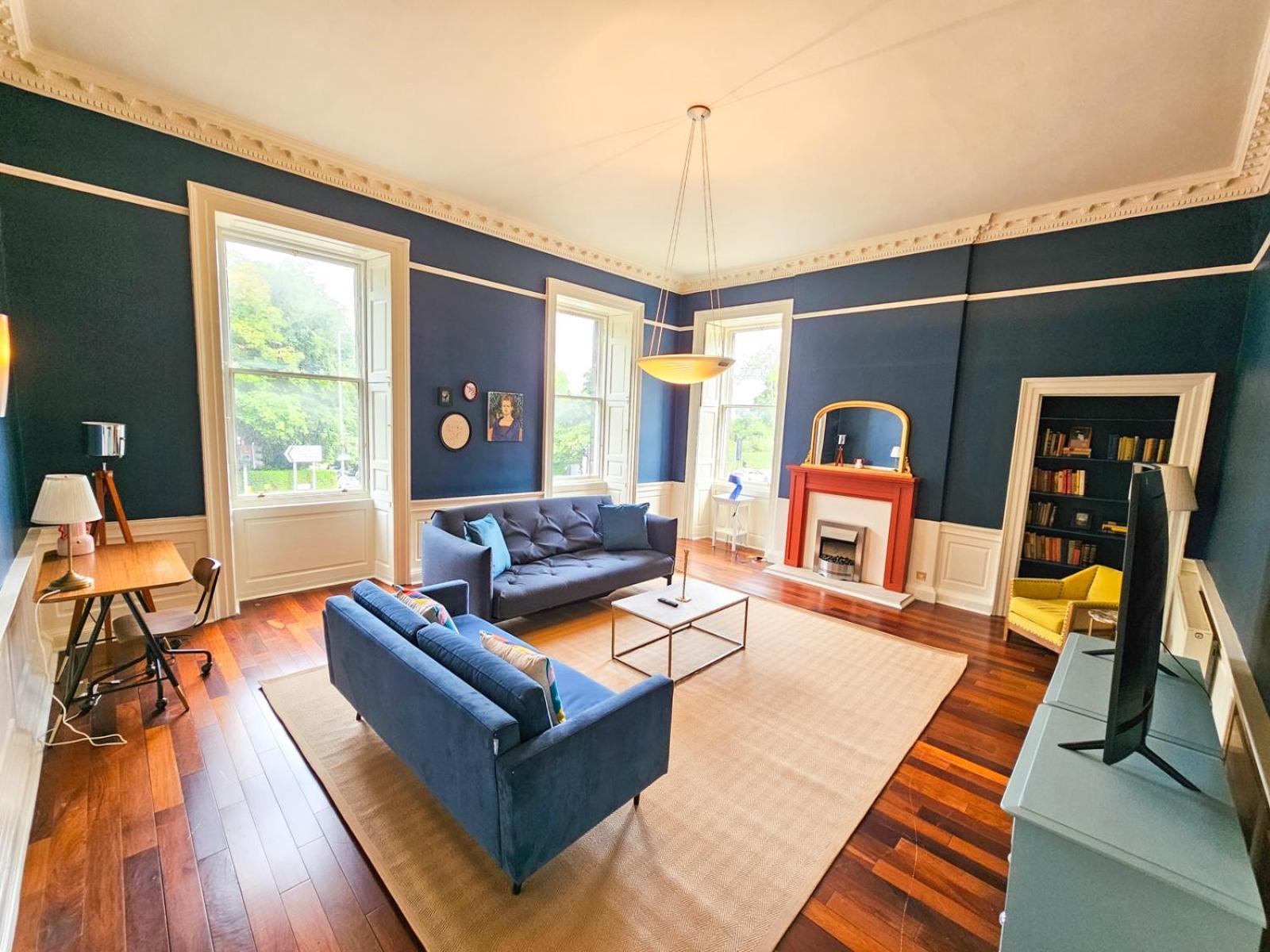 Spacious 2 Bedroom In The Heart Of New Town Apartment *