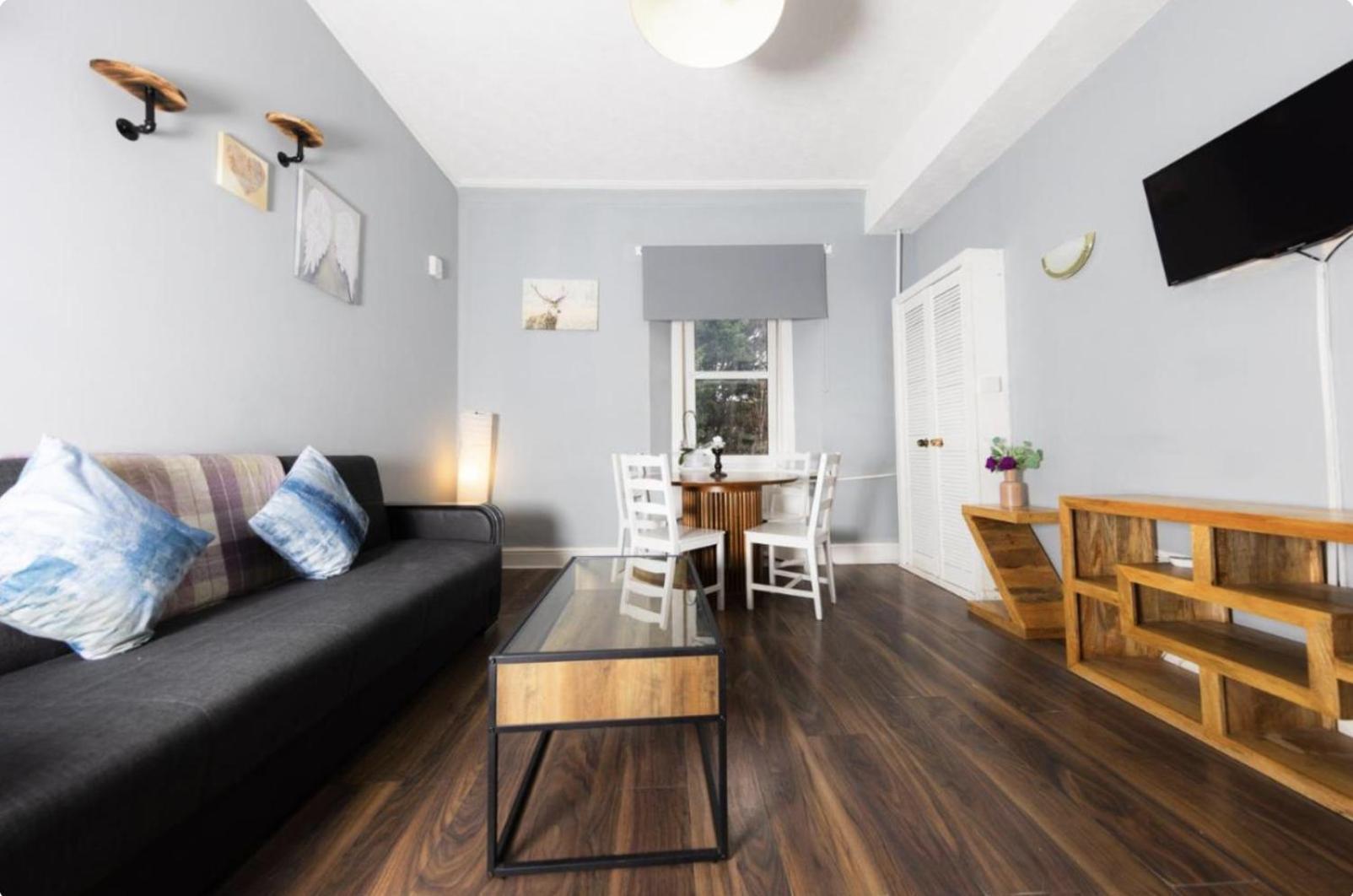 Warm & Welcoming Apartment, City Center - Meadows 8 Apartment EDI
