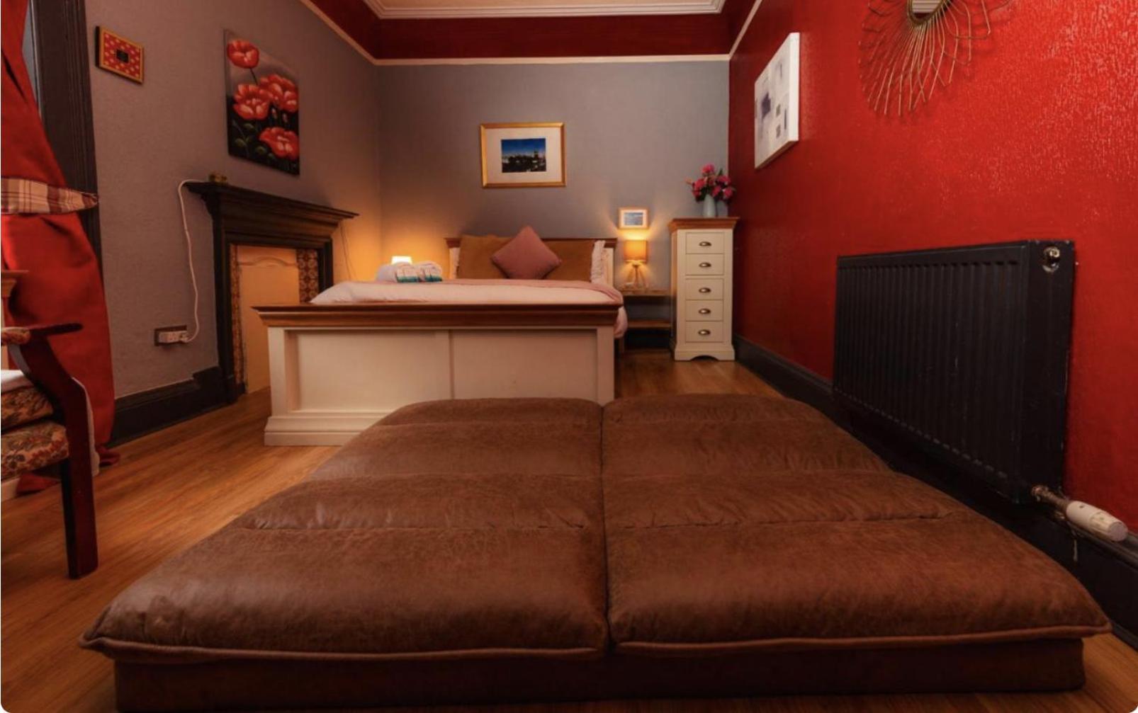 Cozy Holyrood Palace Edinburgh