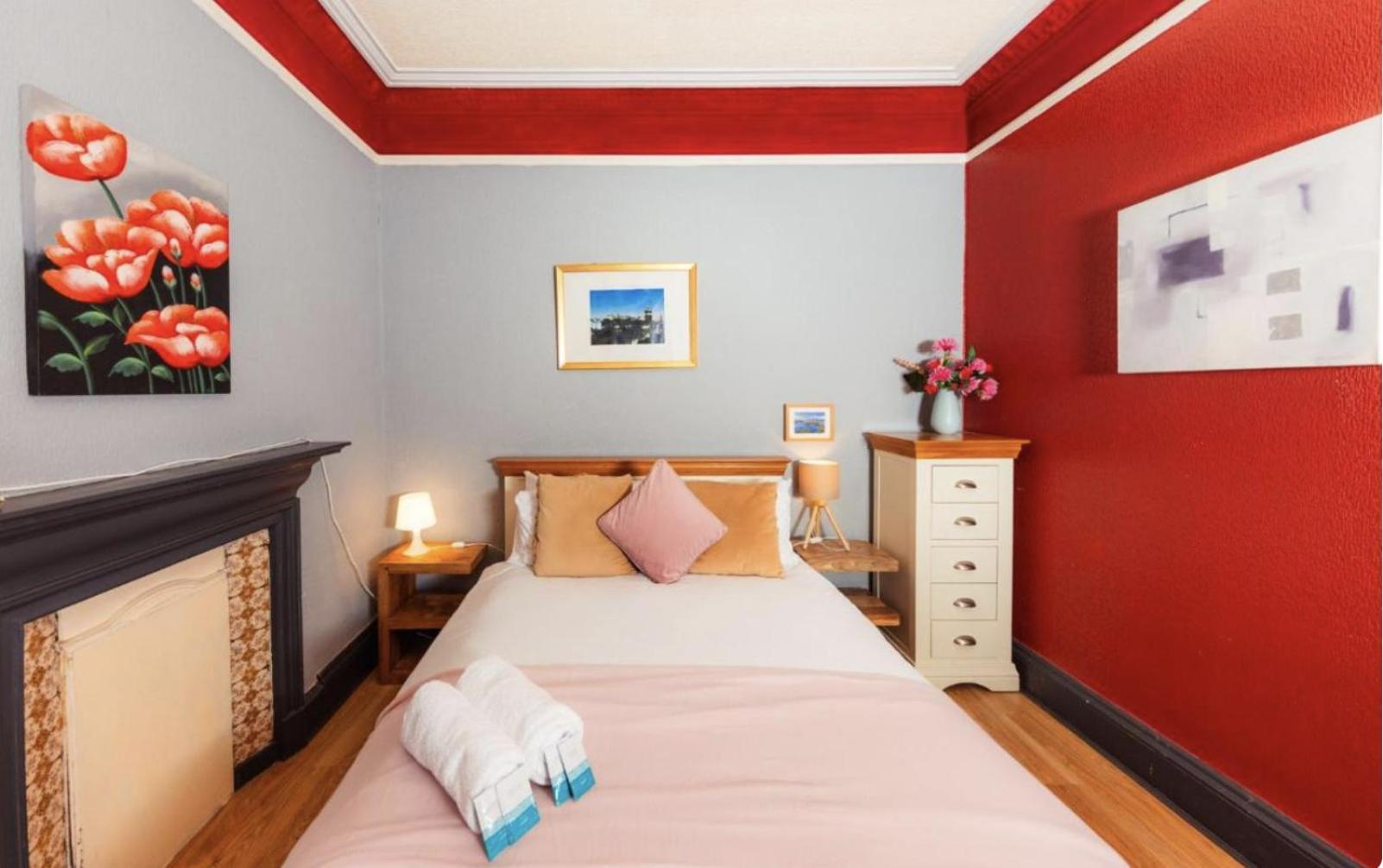 Cozy Holyrood Palace Edinburgh