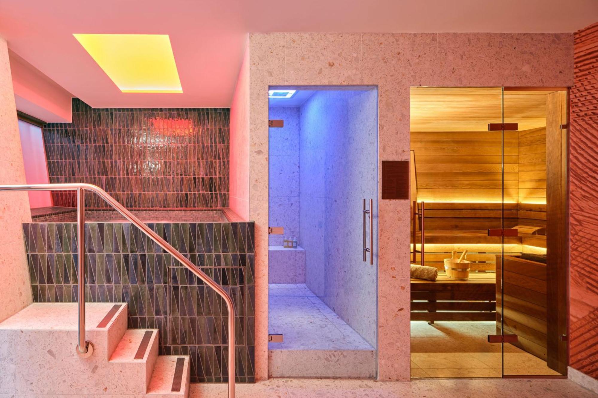 W Hotel 5*