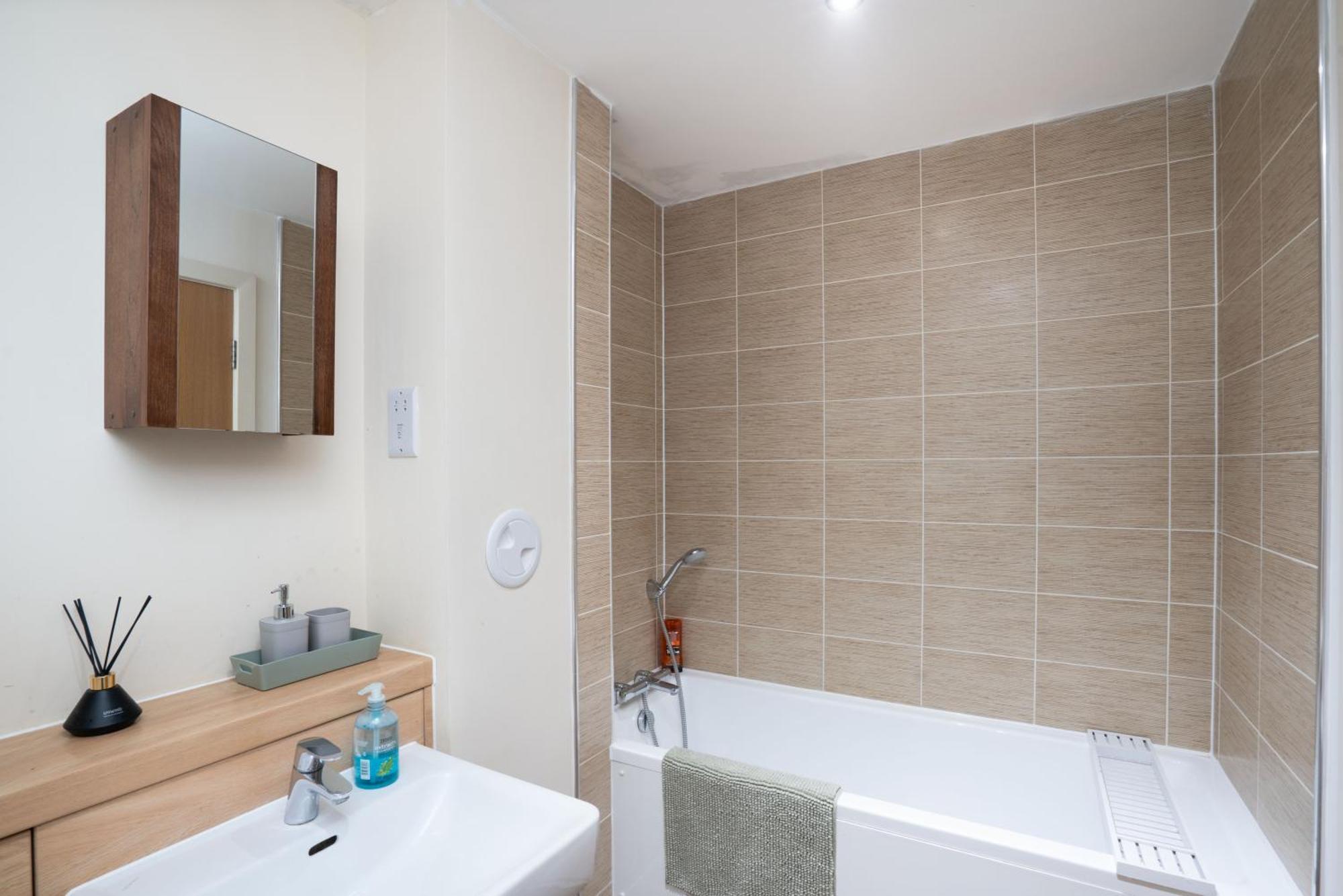 Near Airport - Free Parking Apartment *
