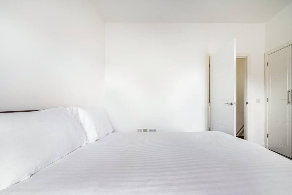 Bright, Modern 2 Bedroom House With Free Parking! Apartment EDI