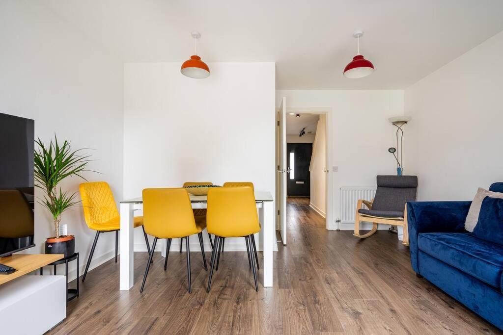 Apartment Bright, Modern 2 Bedroom House With Free Parking! EDI