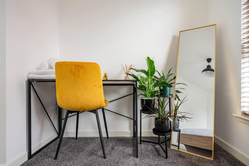 Bright, Modern 2 Bedroom House With Free Parking! EDI