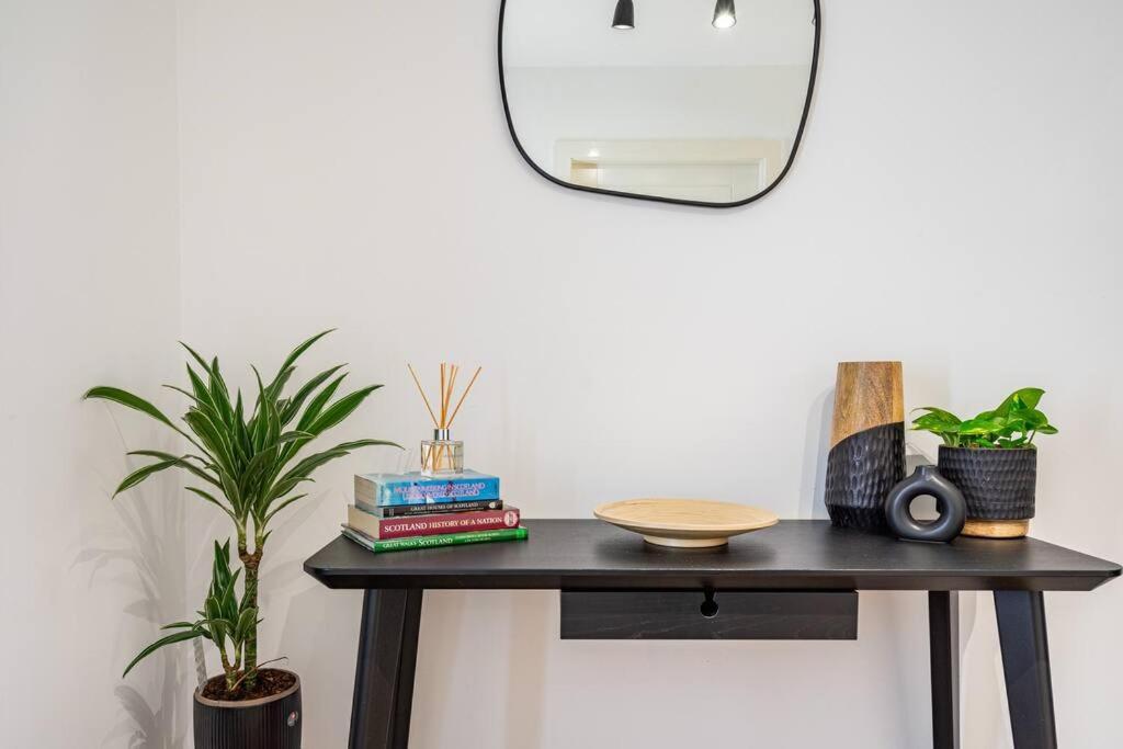 Apartment Bright, Modern 2 Bedroom House With Free Parking! EDI