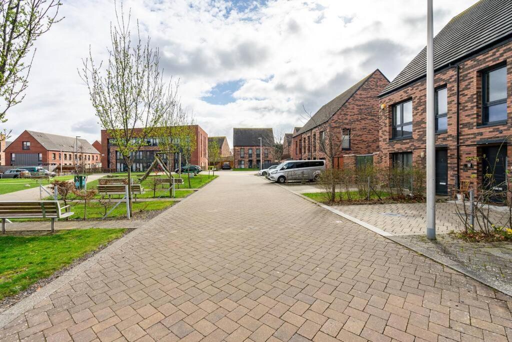 Bright, Modern 2 Bedroom House With Free Parking! * EDI