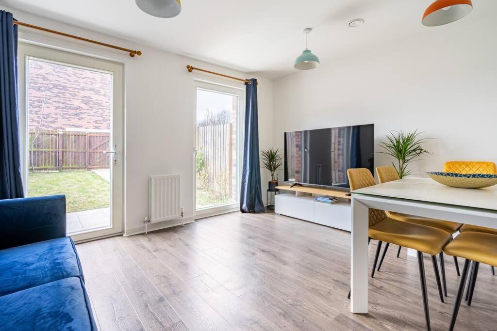 Apartment Bright, Modern 2 Bedroom House With Free Parking! EDI