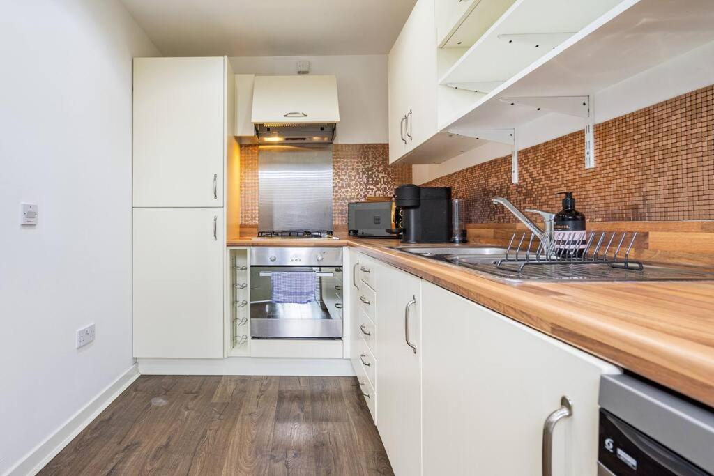 Bright, Modern 2 Bedroom House With Free Parking! * EDI