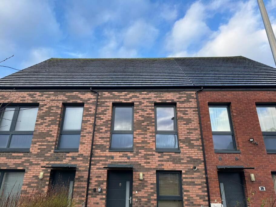 Apartment Bright, Modern 2 Bedroom House With Free Parking! EDI