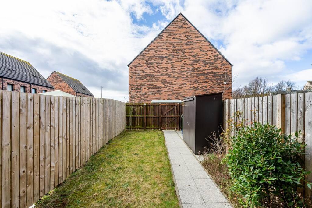 Bright, Modern 2 Bedroom House With Free Parking! * EDI