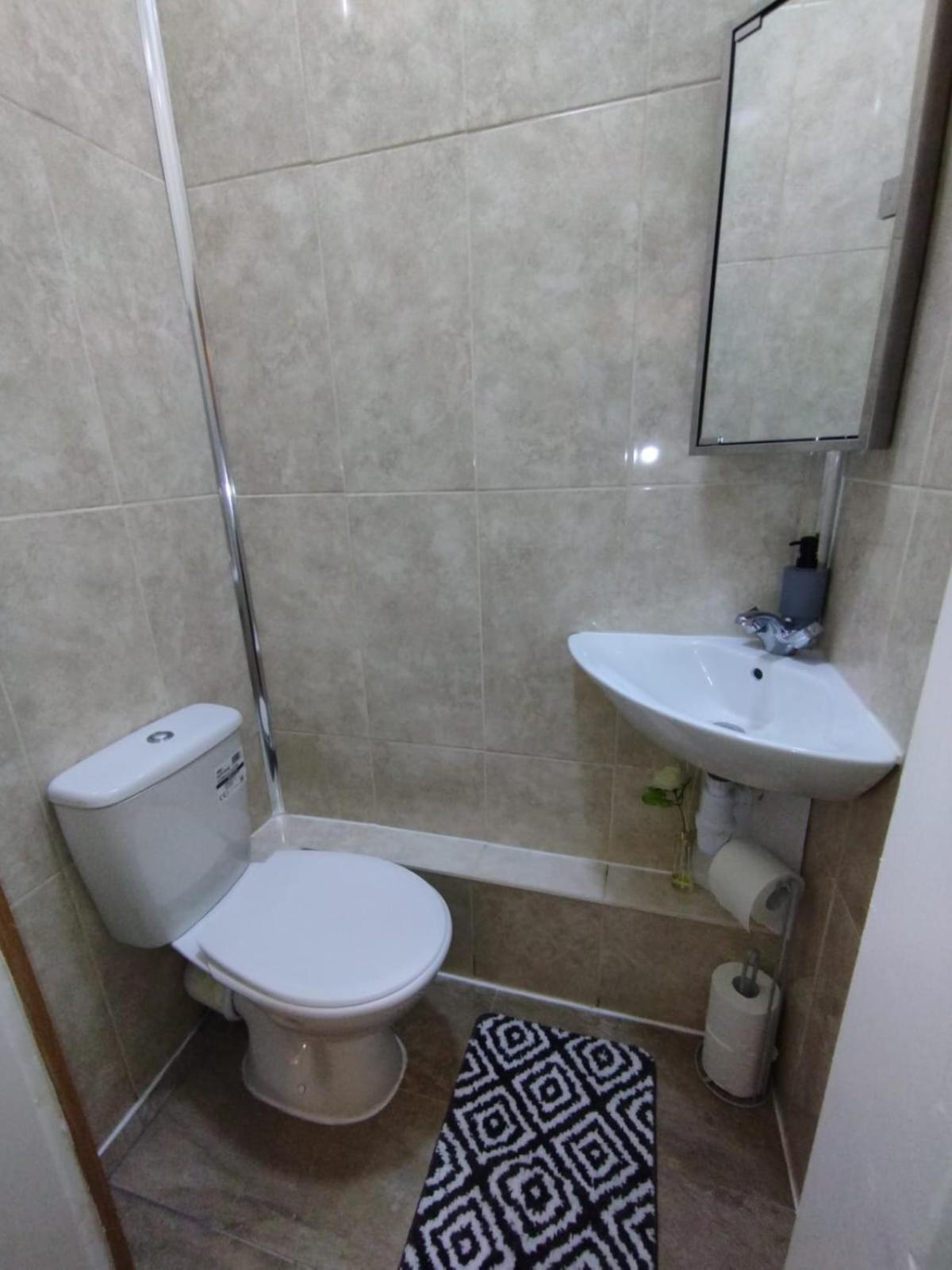 2 Bedroom In With Free On Street Parking , 15 Minutes From Centre