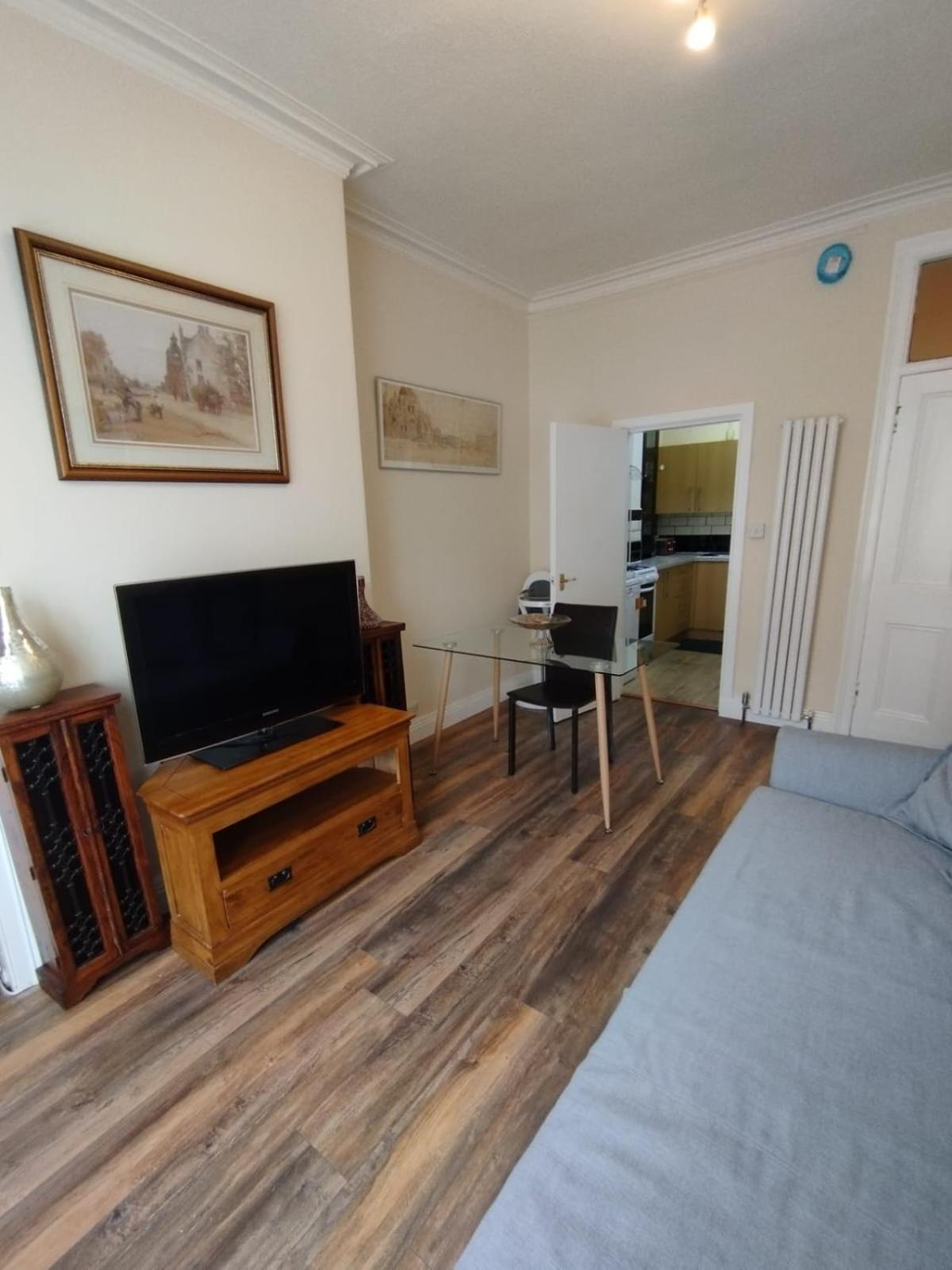 2 Bedroom In With Free On Street Parking , 15 Minutes From Centre Apartment
