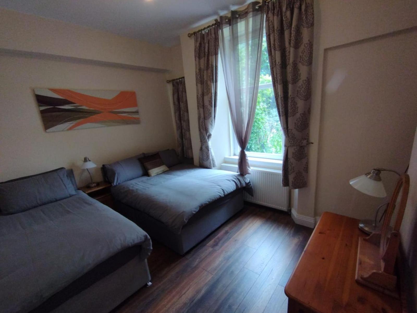 2 Bedroom In With Free On Street Parking , 15 Minutes From Centre Apartment Edinburgh