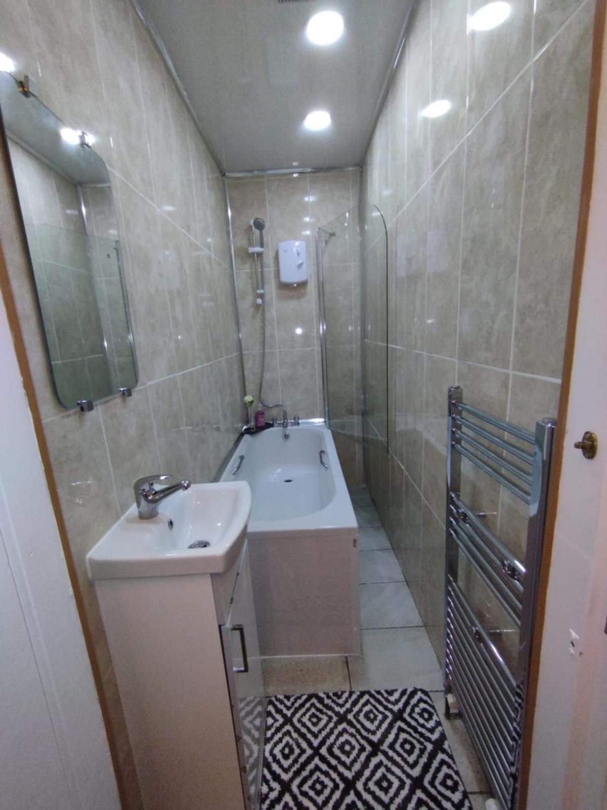 2 Bedroom In With Free On Street Parking , 15 Minutes From Centre *