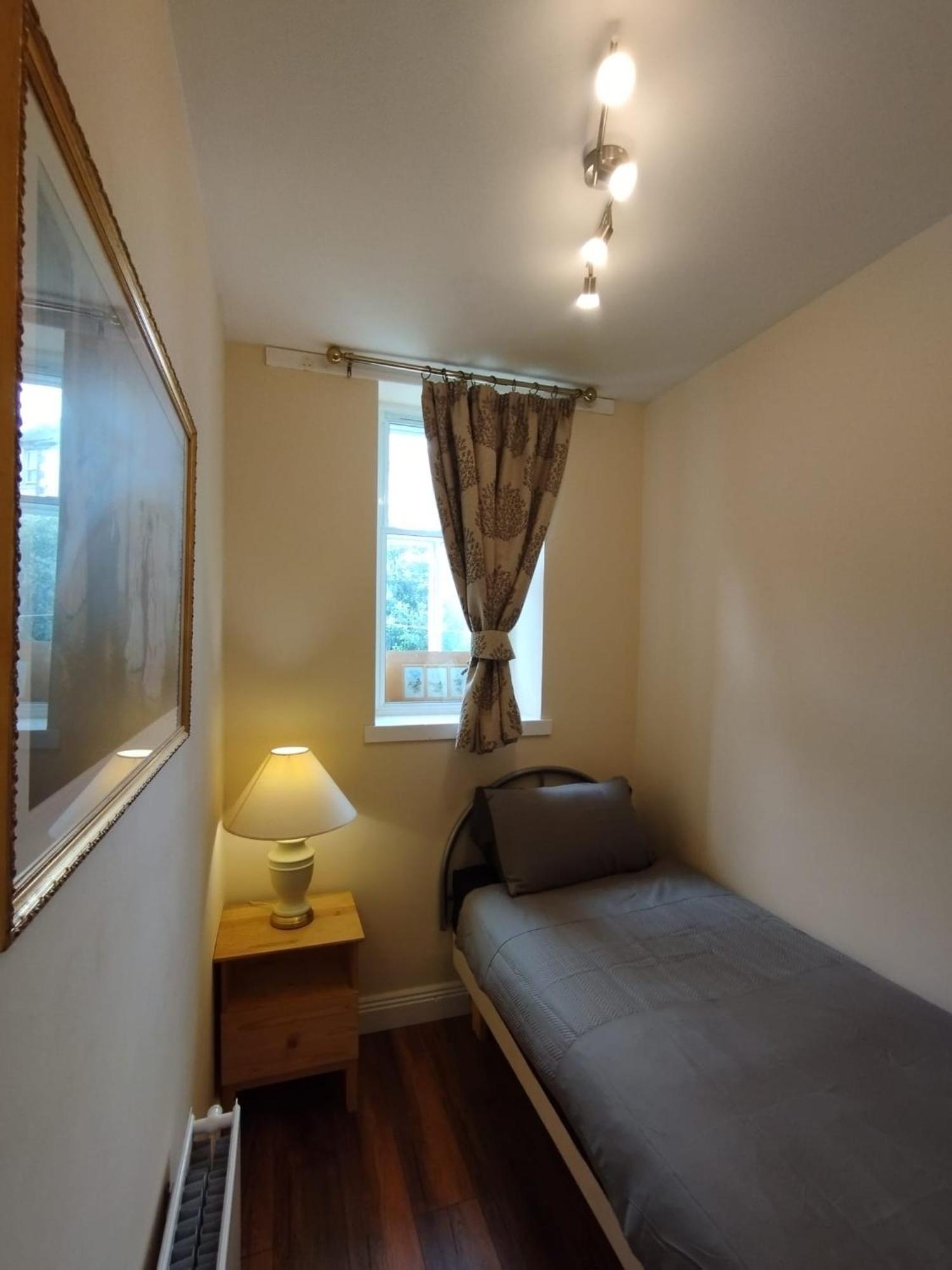 2 Bedroom In With Free On Street Parking , 15 Minutes From Centre Edinburgh