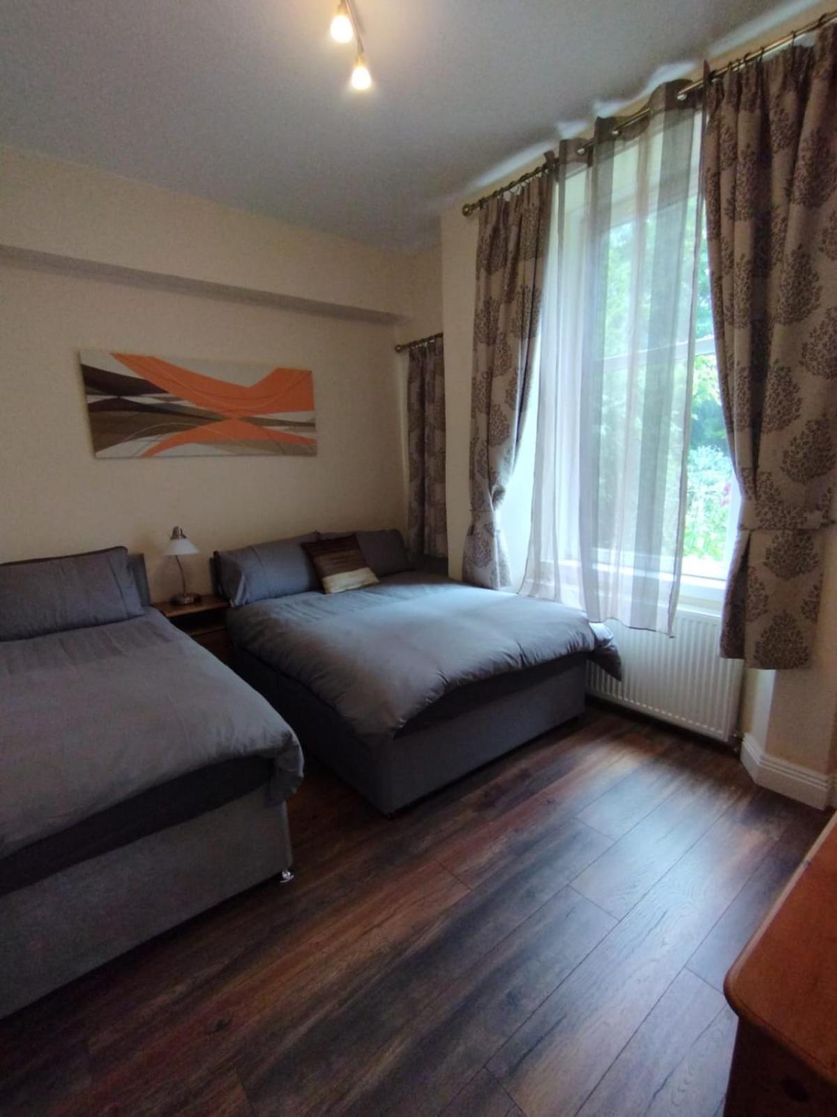 Apartment 2 Bedroom In With Free On Street Parking , 15 Minutes From Centre