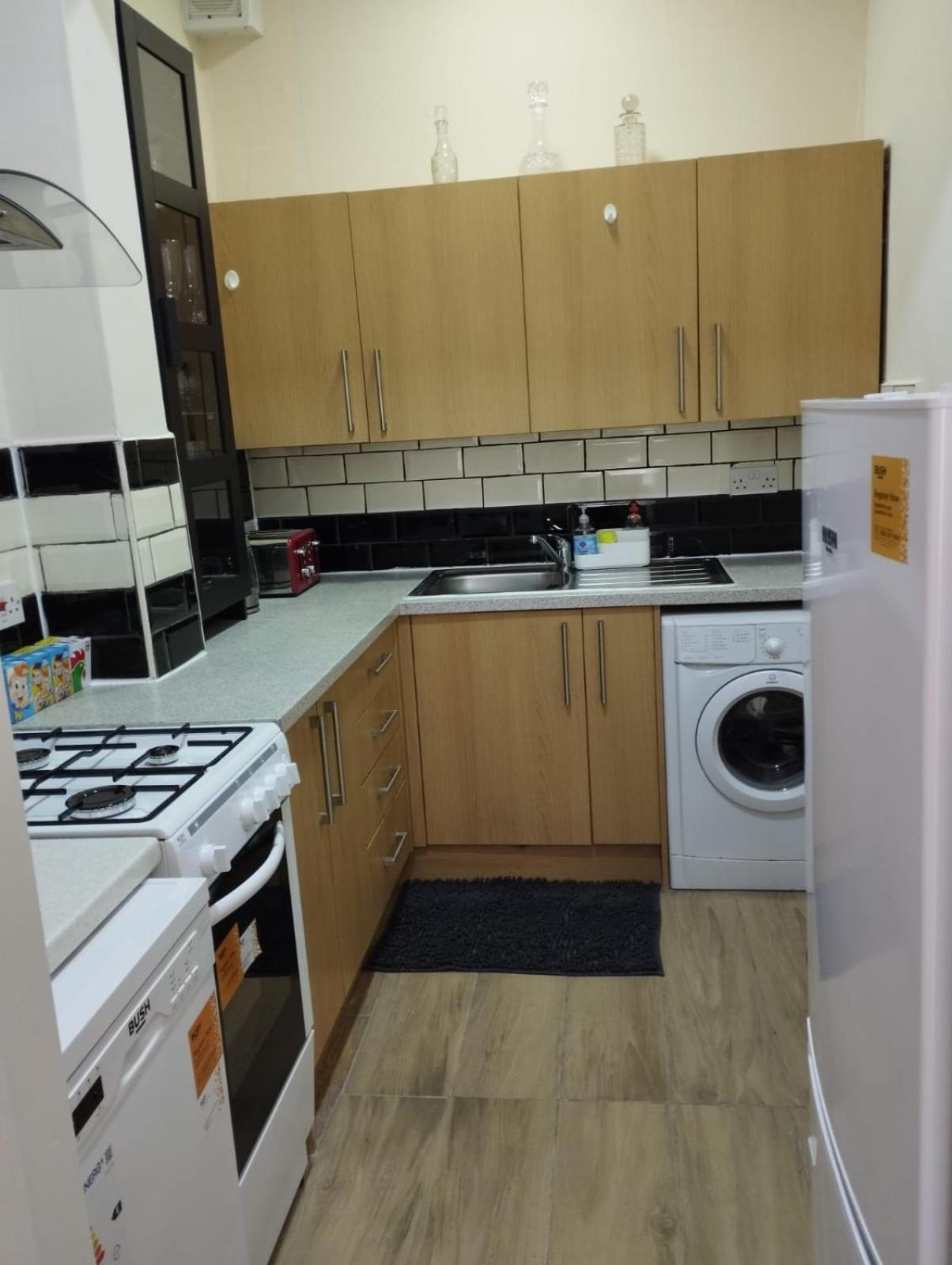 2 Bedroom In With Free On Street Parking , 15 Minutes From Centre Apartment *