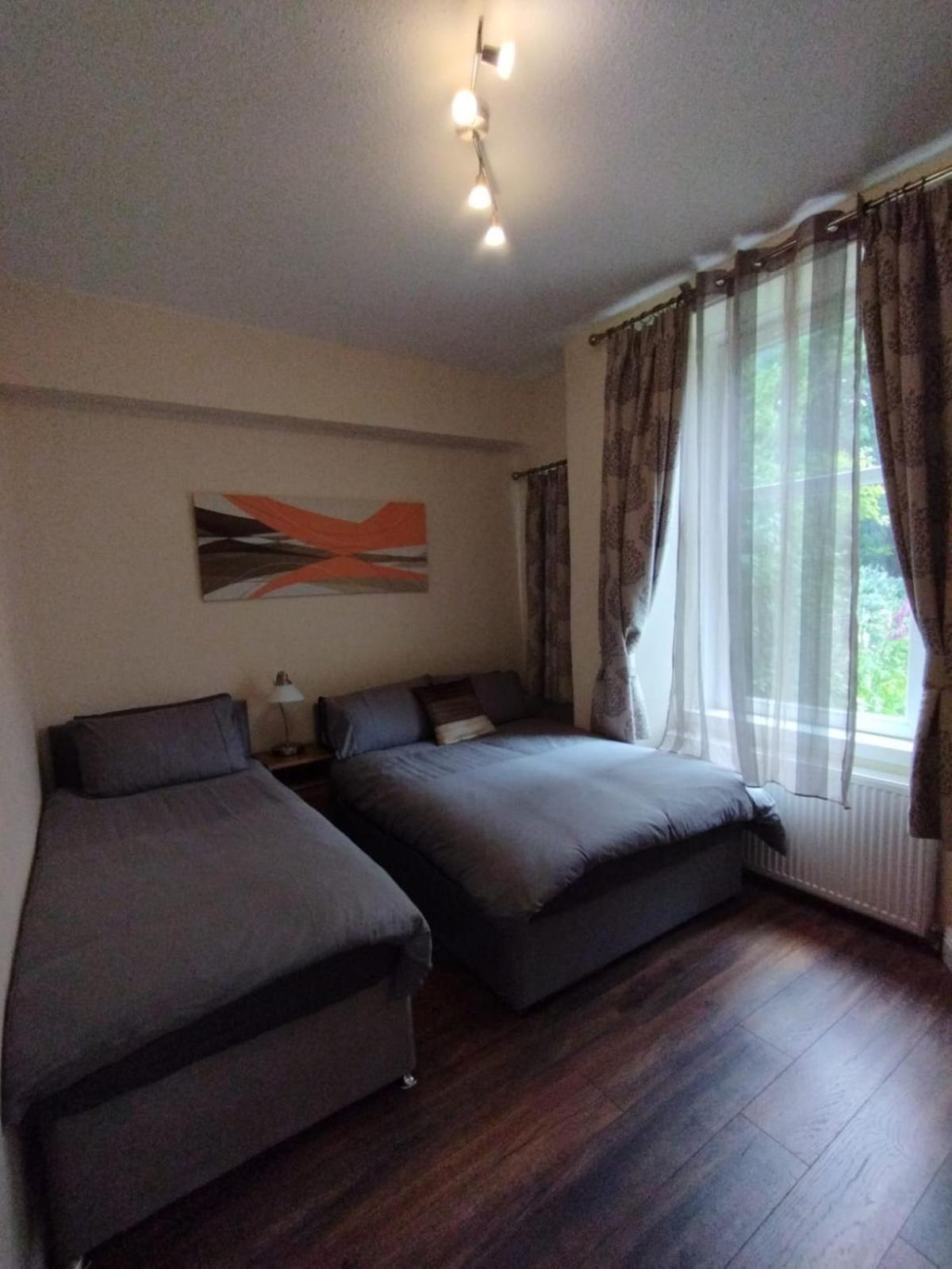 Apartment 2 Bedroom In With Free On Street Parking , 15 Minutes From Centre *