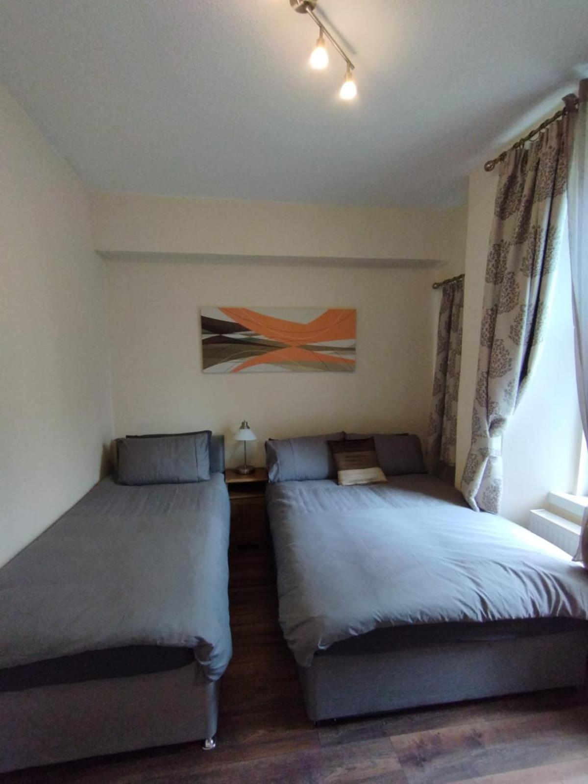 2 Bedroom In With Free On Street Parking , 15 Minutes From Centre