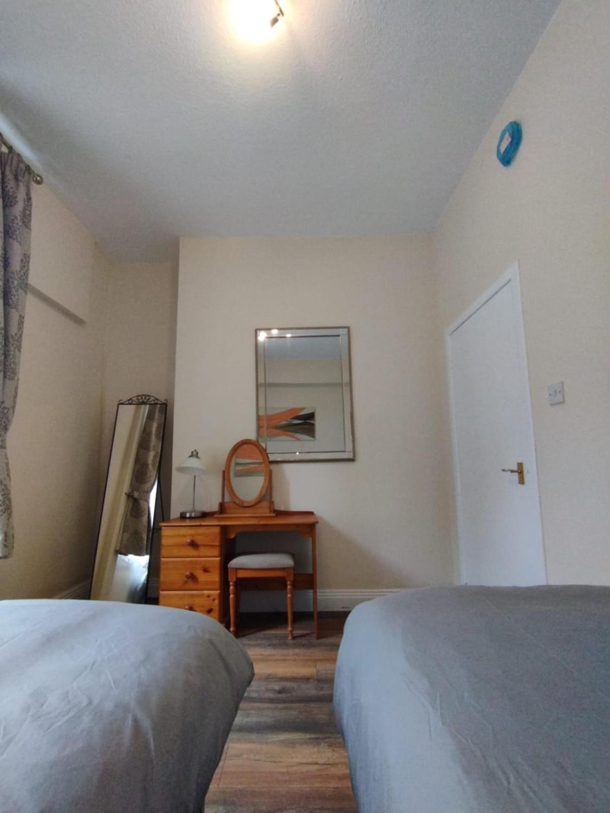 2 Bedroom In With Free On Street Parking , 15 Minutes From Centre Apartment