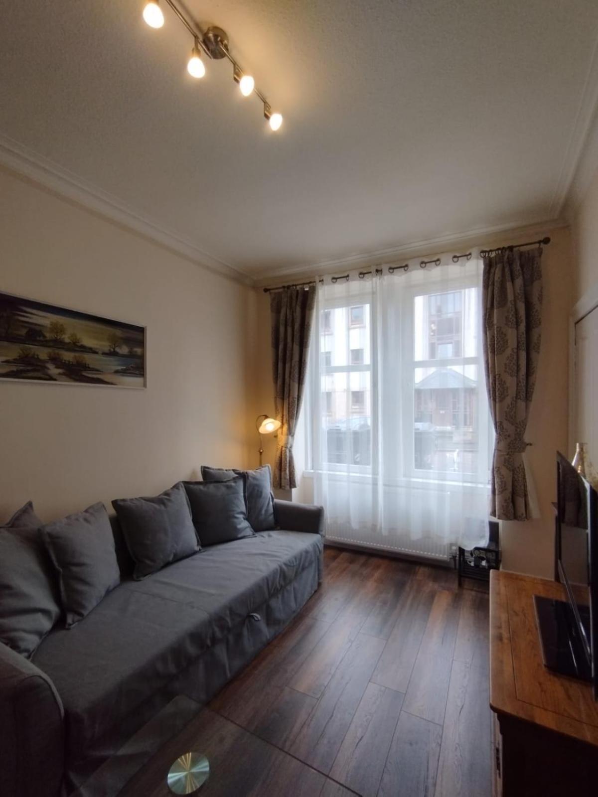 Apartment 2 Bedroom In With Free On Street Parking , 15 Minutes From Centre *