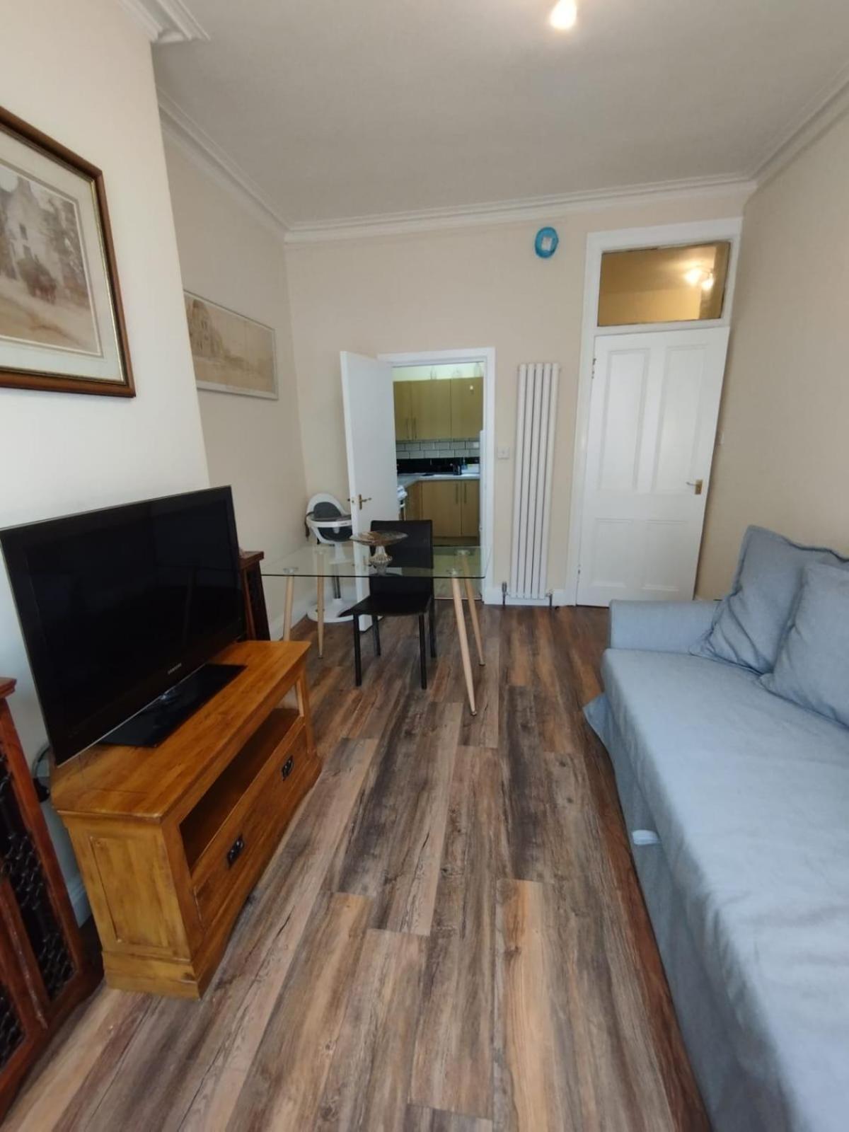 2 Bedroom In With Free On Street Parking , 15 Minutes From Centre *