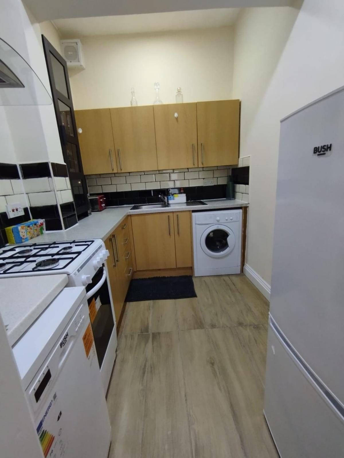 2 Bedroom In With Free On Street Parking , 15 Minutes From Centre Edinburgh