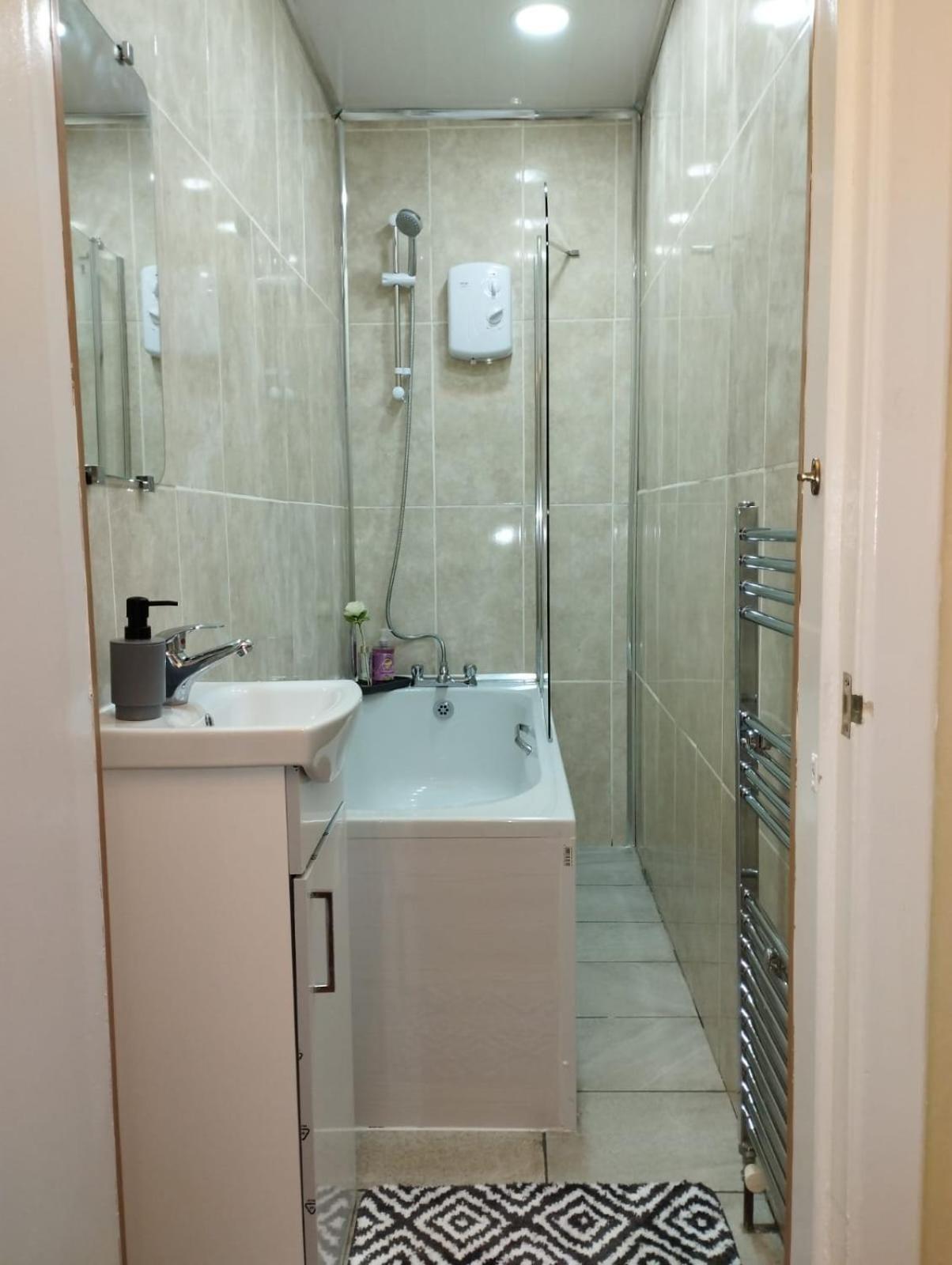 2 Bedroom In With Free On Street Parking , 15 Minutes From Centre * Edinburgh