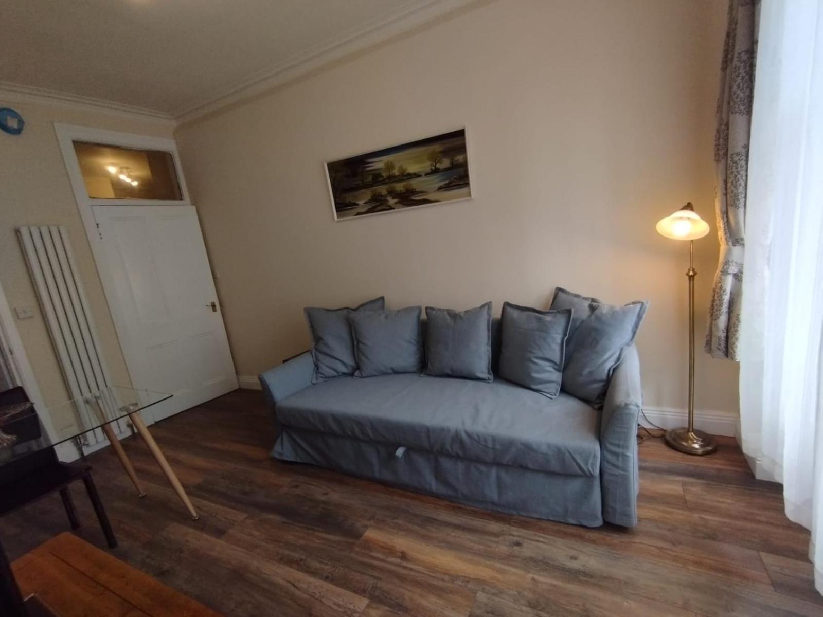2 Bedroom In With Free On Street Parking , 15 Minutes From Centre Apartment