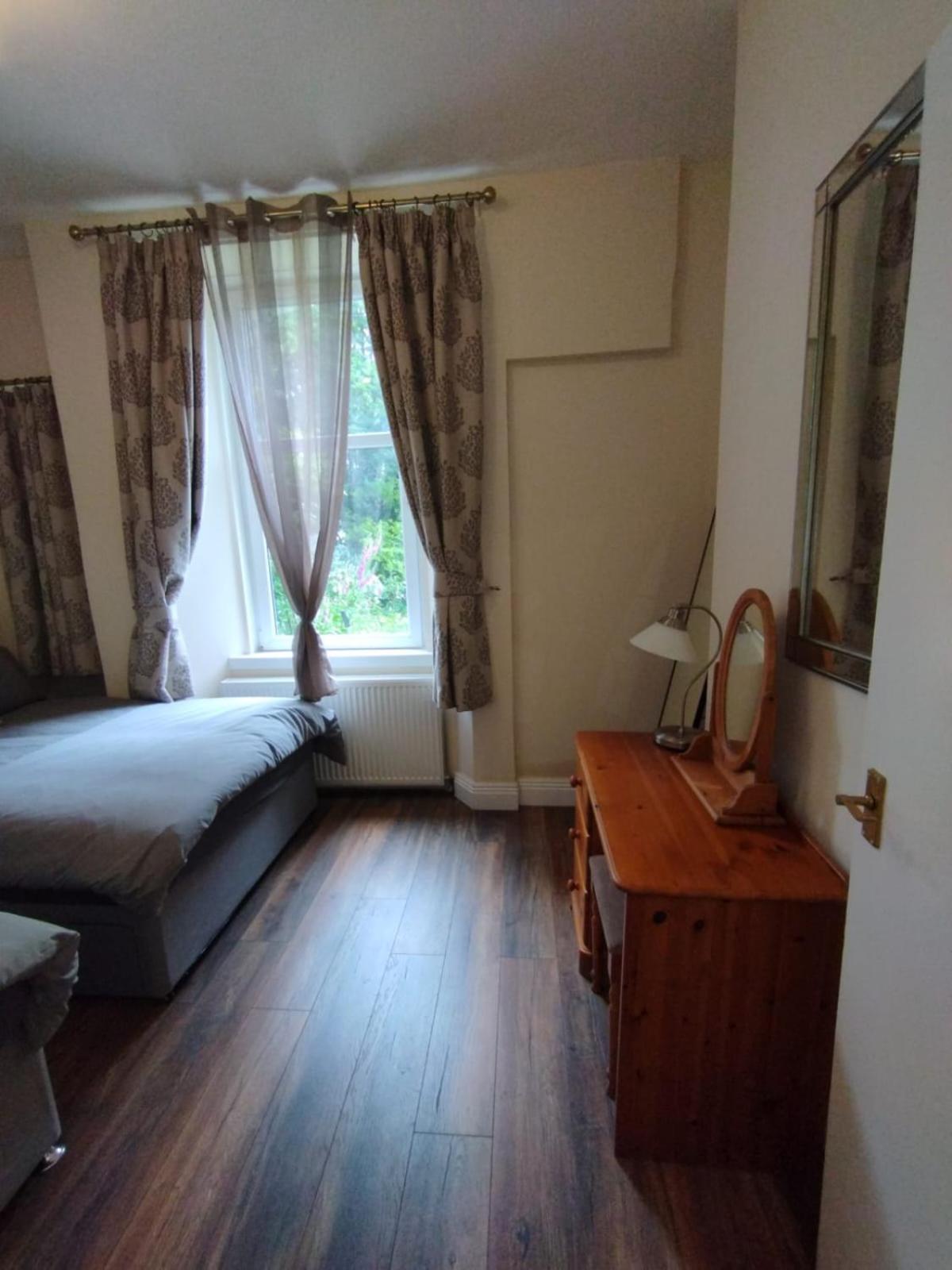2 Bedroom In With Free On Street Parking , 15 Minutes From Centre Apartment *