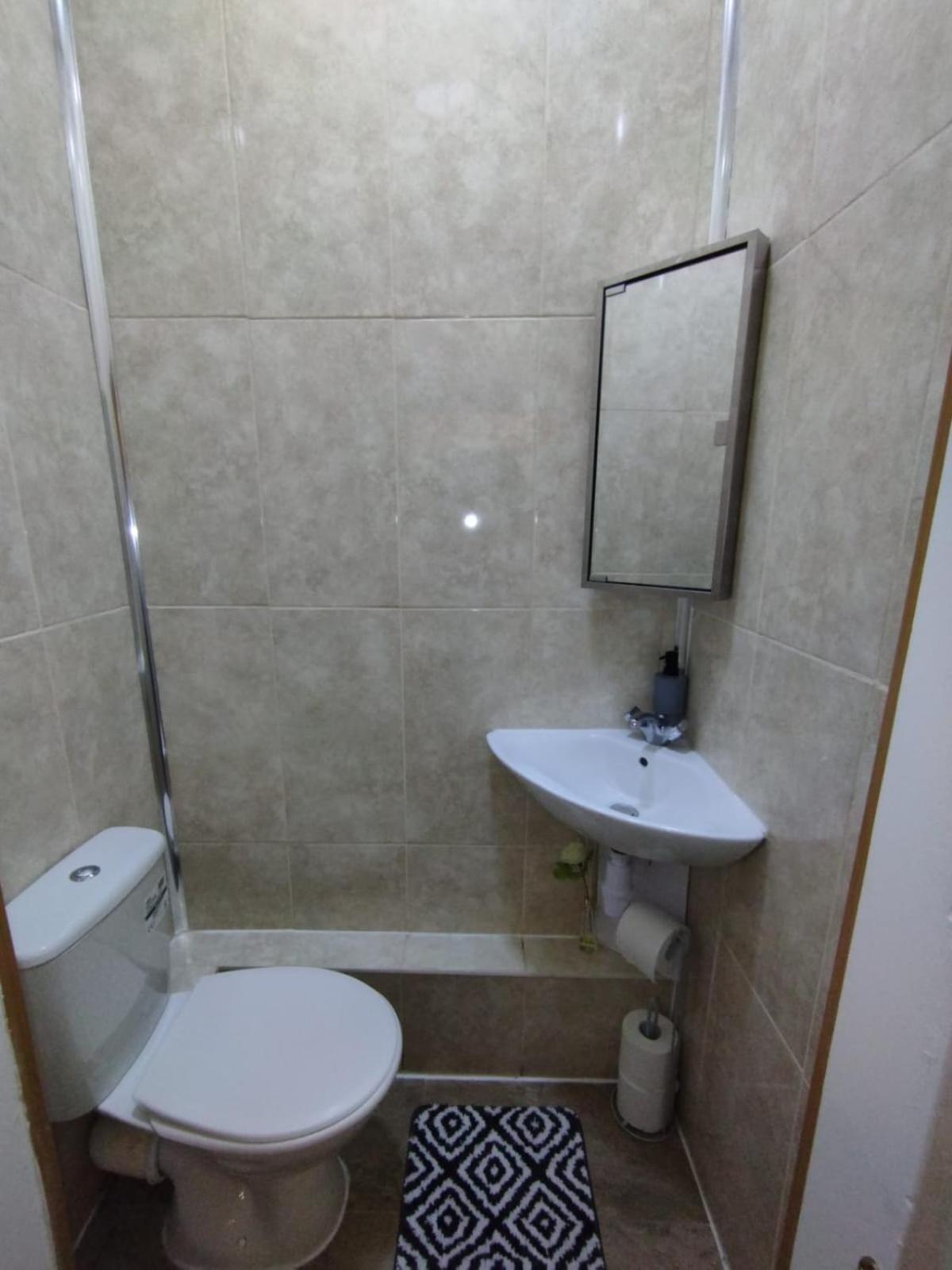 Apartment 2 Bedroom In With Free On Street Parking , 15 Minutes From Centre *