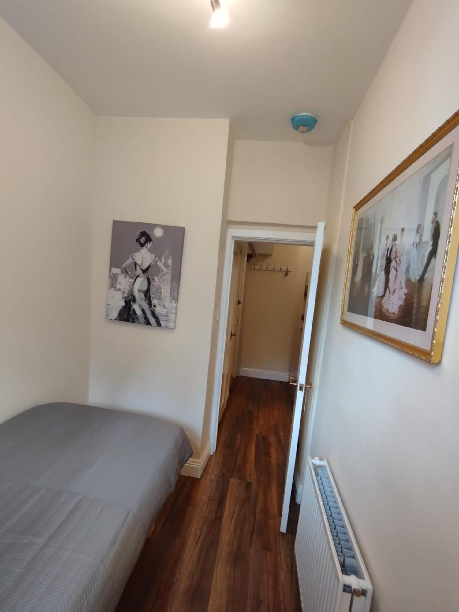 2 Bedroom In With Free On Street Parking , 15 Minutes From Centre Apartment Edinburgh