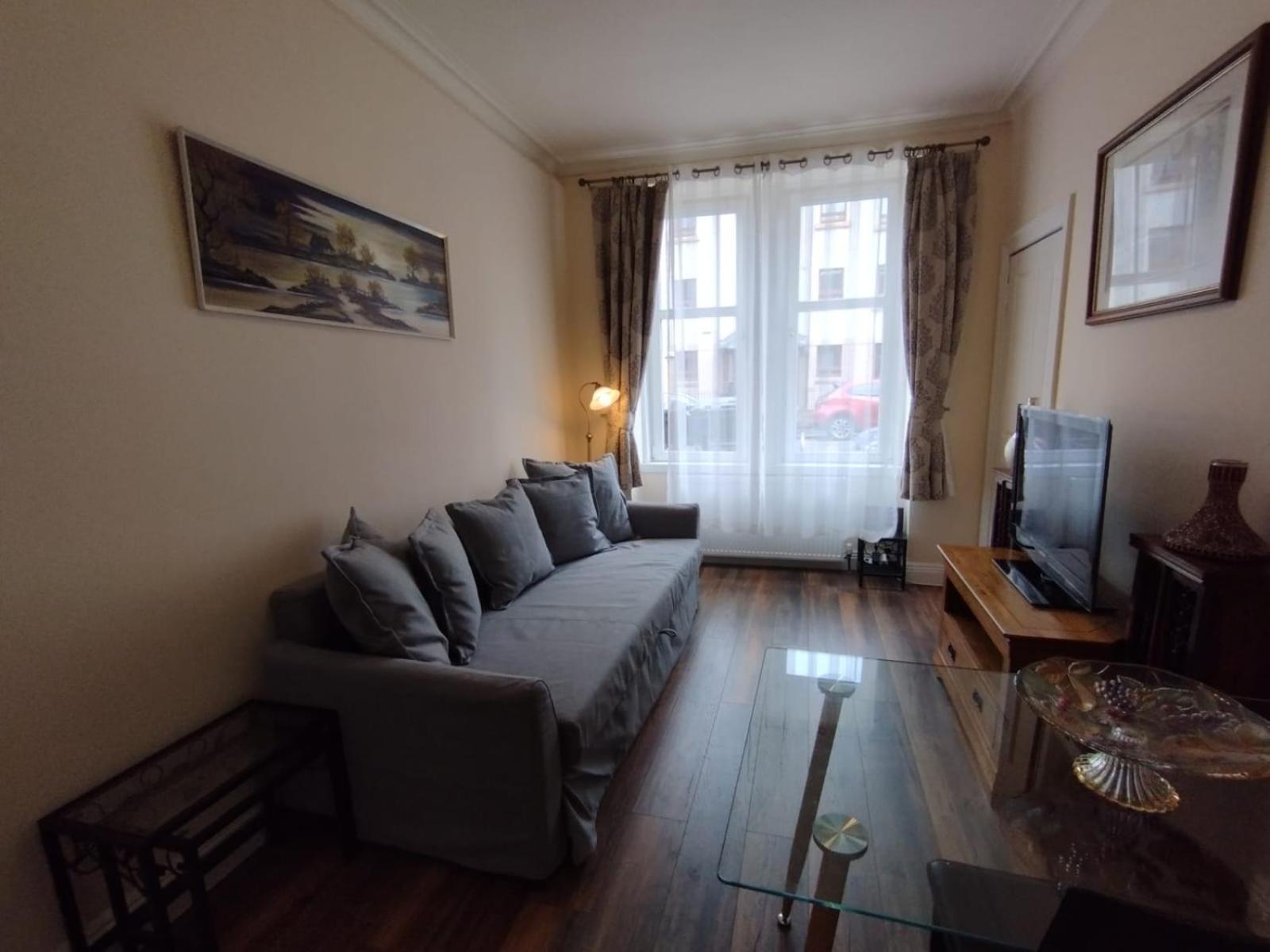 Apartment 2 Bedroom In With Free On Street Parking , 15 Minutes From Centre Edinburgh