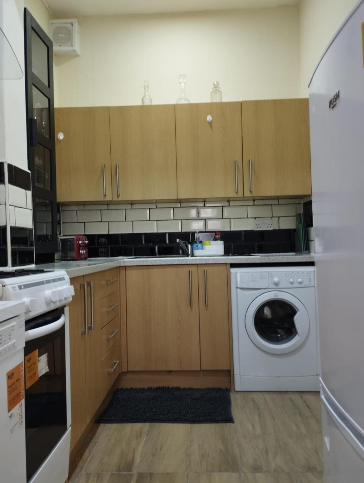 2 Bedroom In With Free On Street Parking , 15 Minutes From Centre Edinburgh