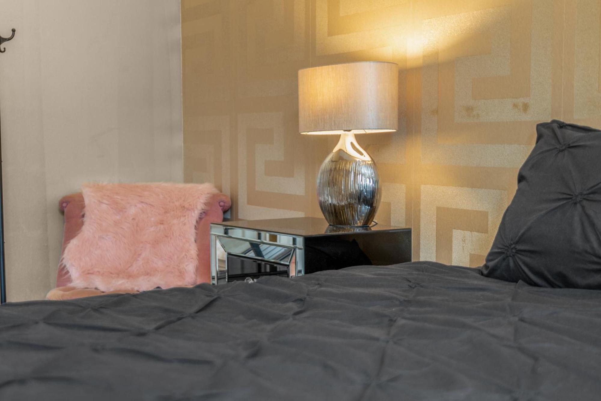 Guest house Cosy, Stylish Bedroom For Business And Work Travellers Edinburgh