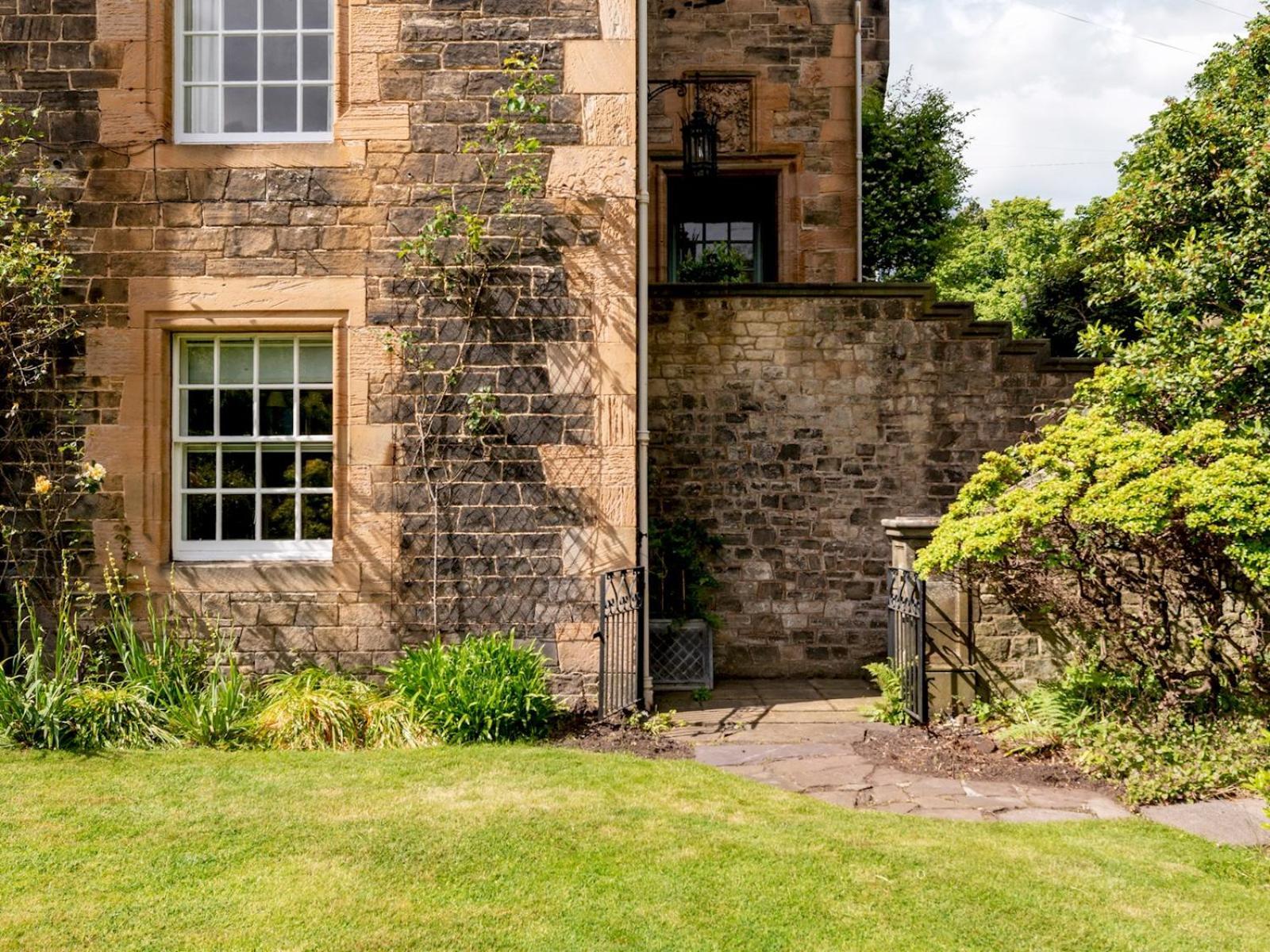 Elegant 17th Century - Pass The Keys * Edinburgh
