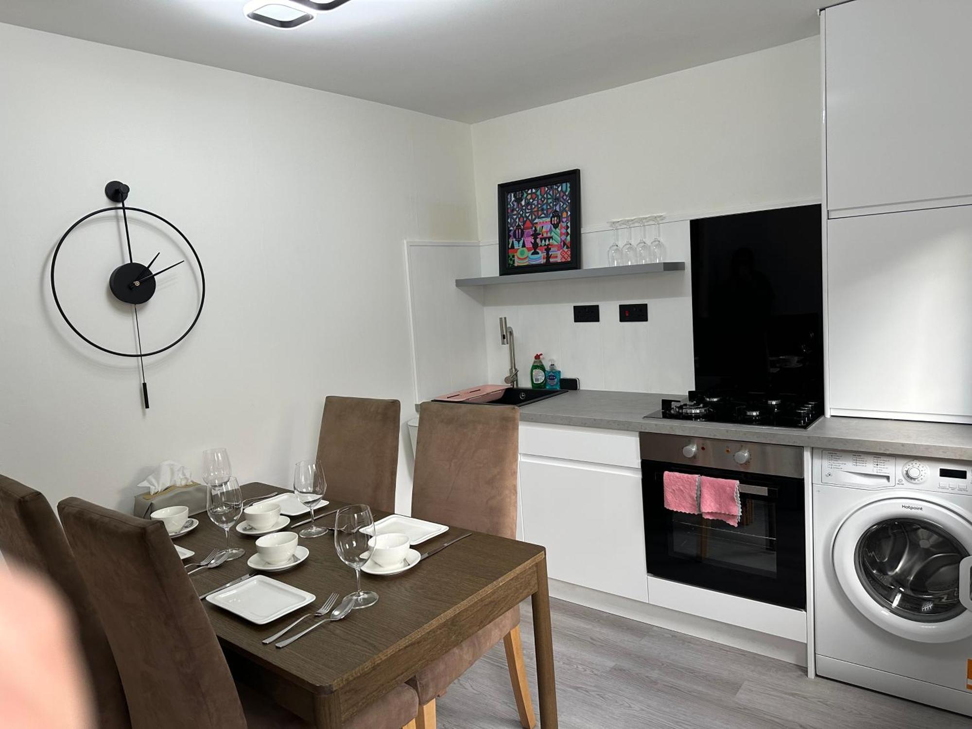 Cozy 2 Bedrooms With Private Parking Space And Garden Apartment