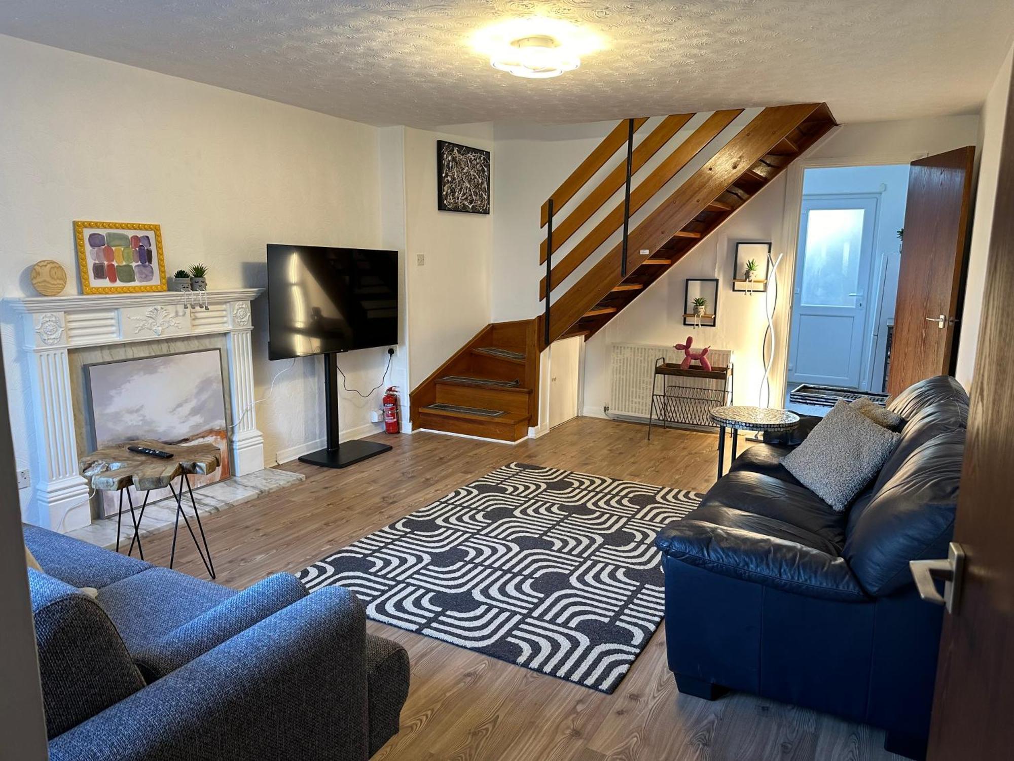 Cozy 2 Bedrooms With Private Parking Space And Garden Apartment *