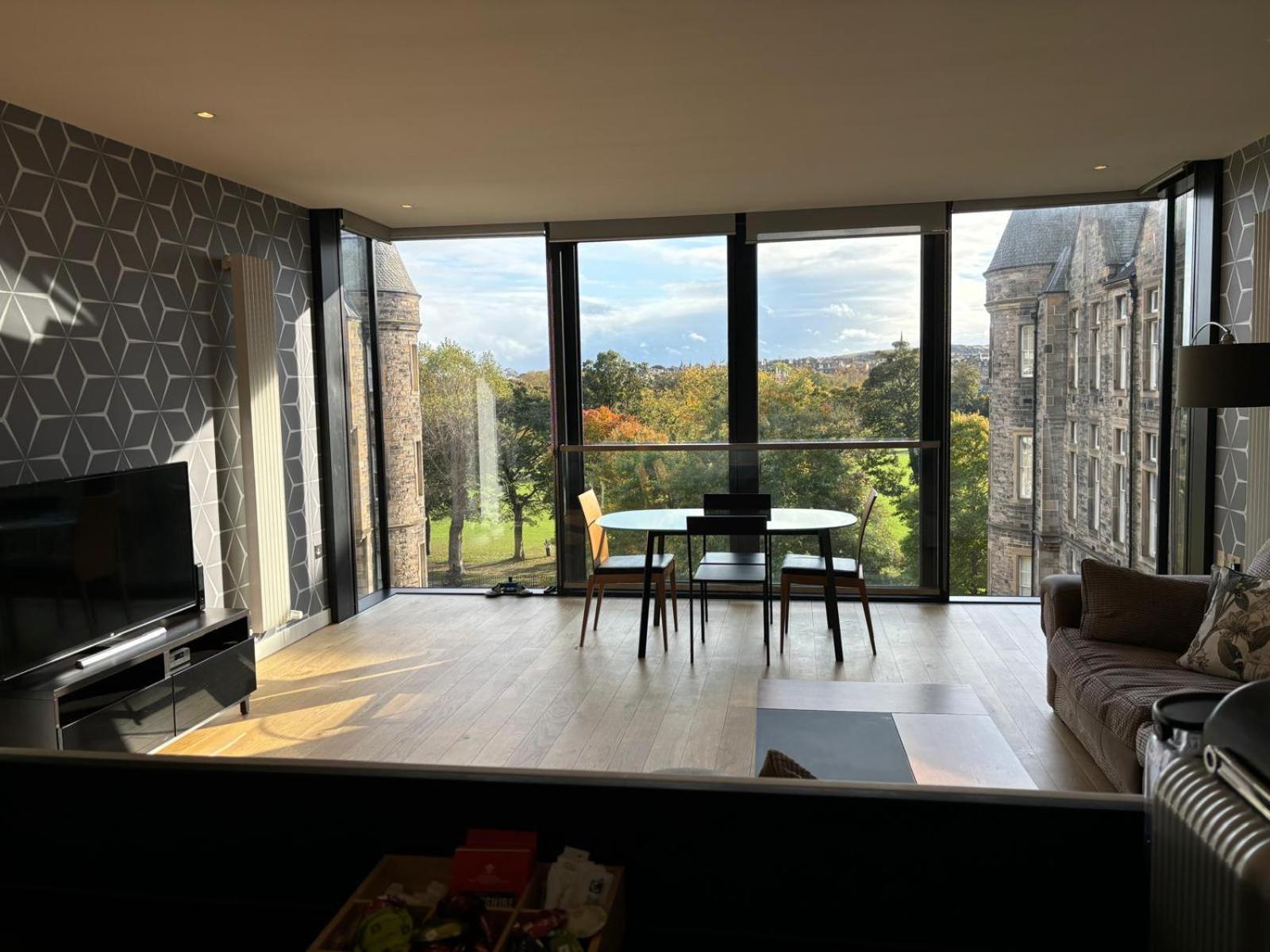 Stunning Park View Quartermile Close Proximity To Castle *