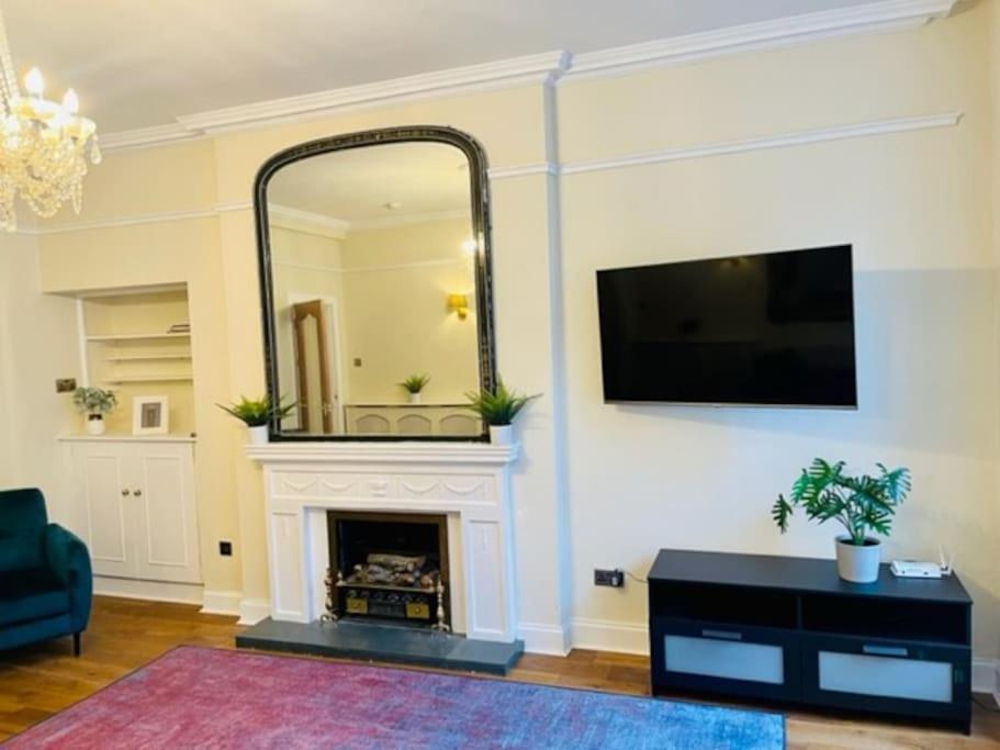 Stunning Royal Mile 2 Bedroom Apartment *