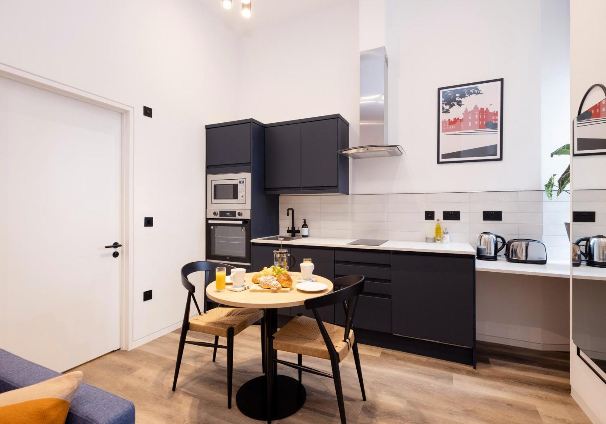 Charming Near Holyrood Park & Calton Hill Apartment EDI