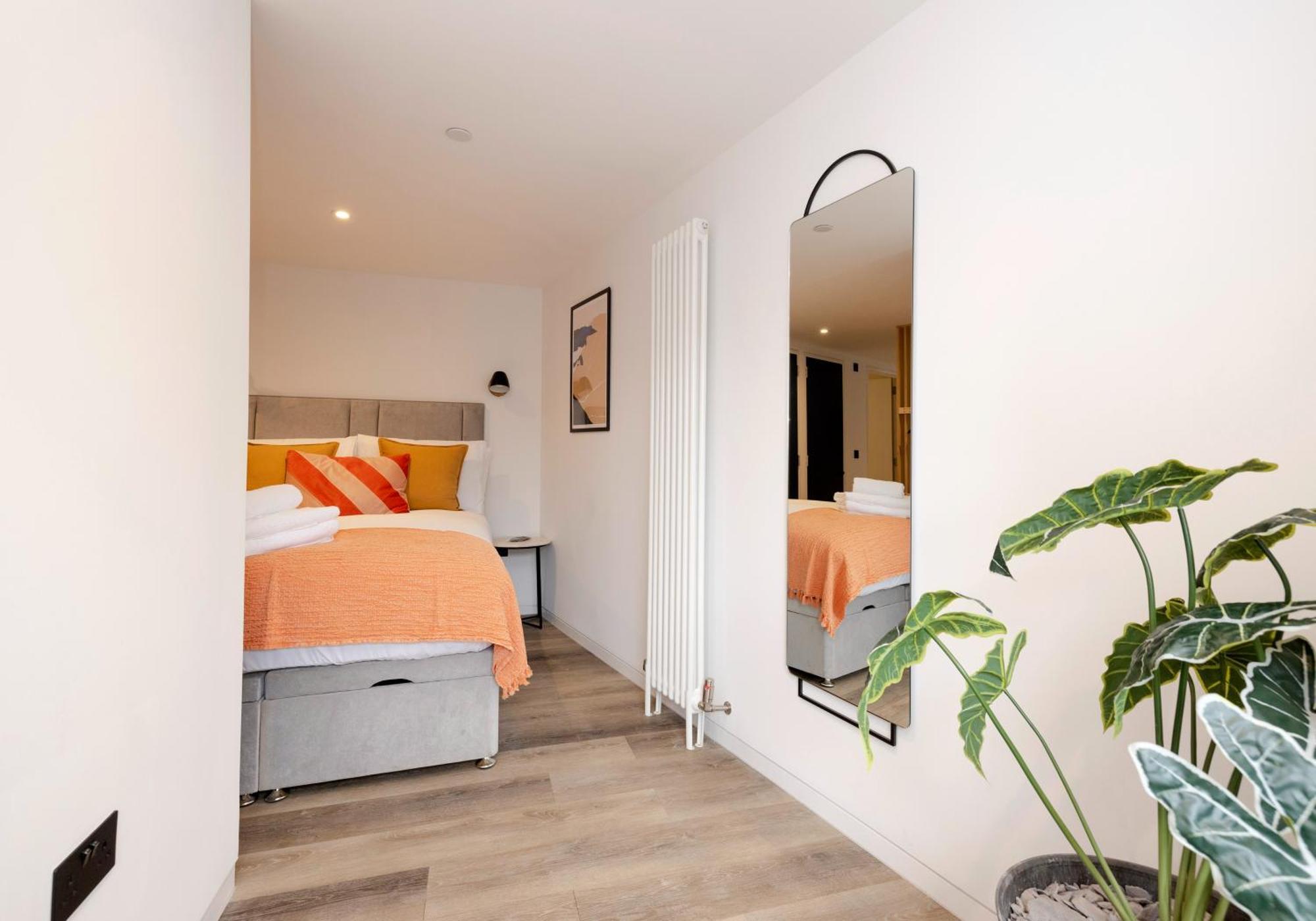 Charming Near Holyrood Park & Calton Hill Apartment EDI
